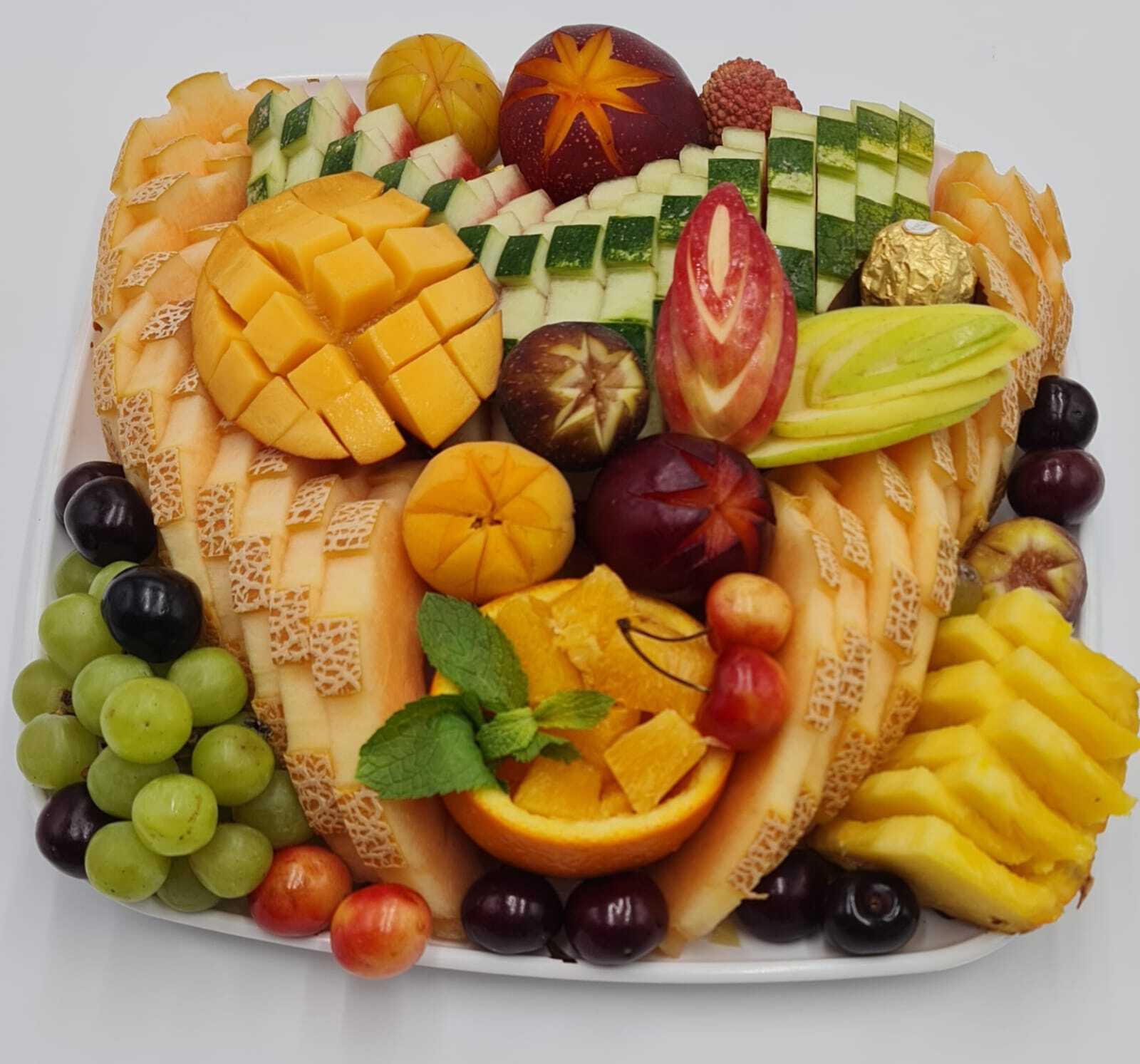 מגשים קטנים עם מגוון פירות ציבעוניים