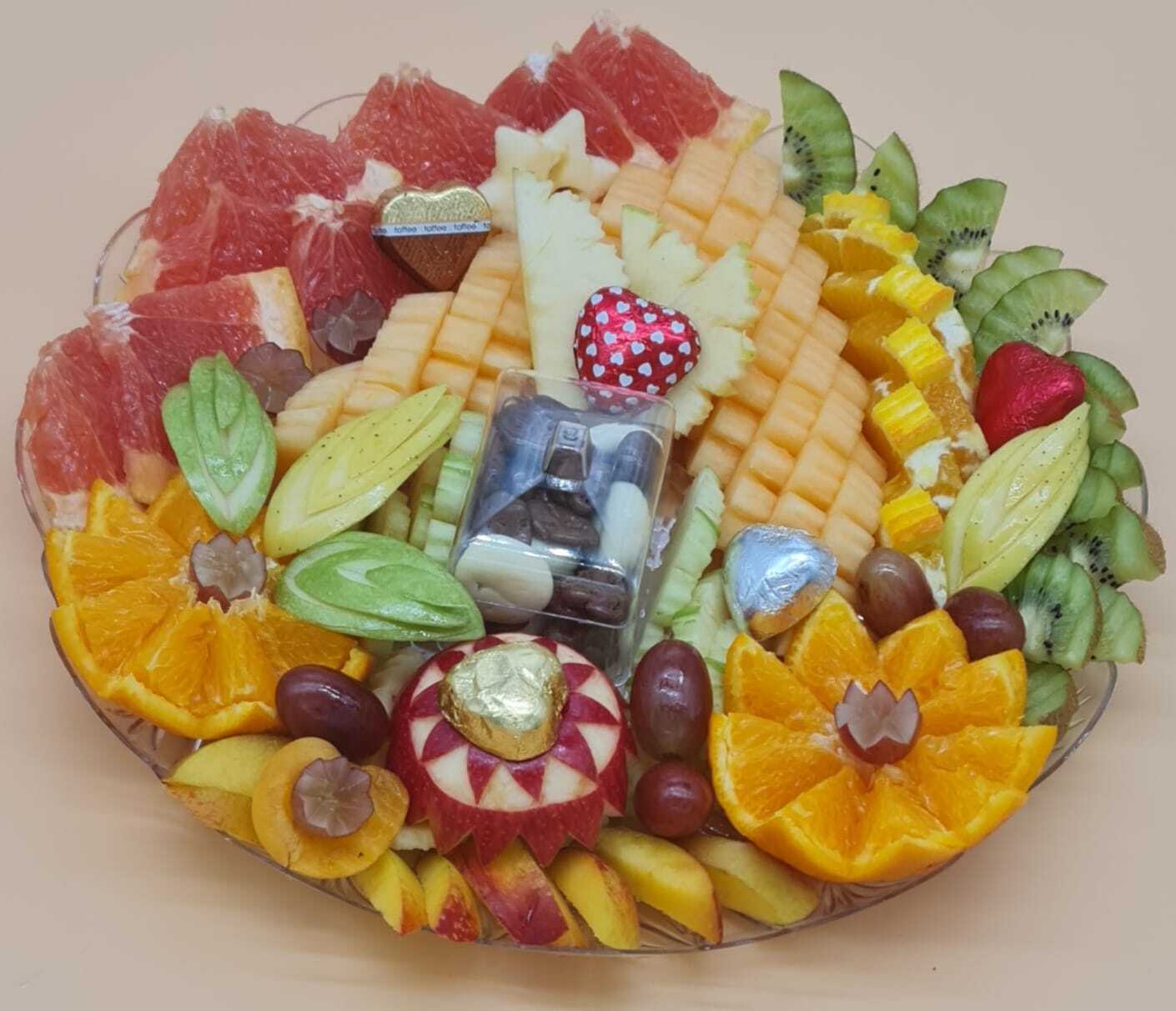 מגשים קטנים עם מגוון פירות ציבעוניים