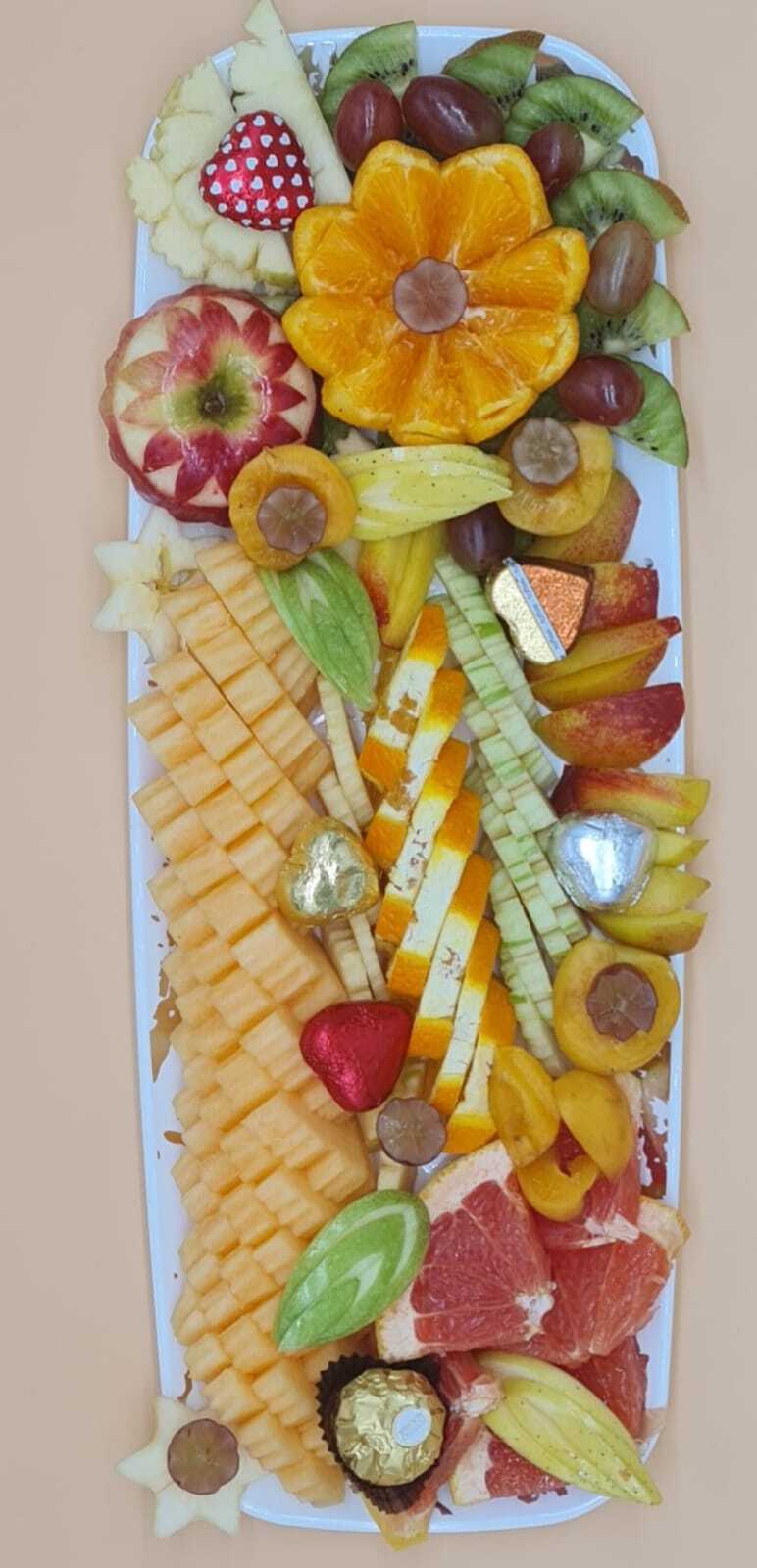 מגשים קטנים עם מגוון פירות ציבעוניים