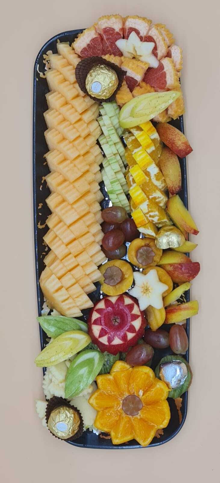 מגשים קטנים עם מגוון פירות ציבעוניים