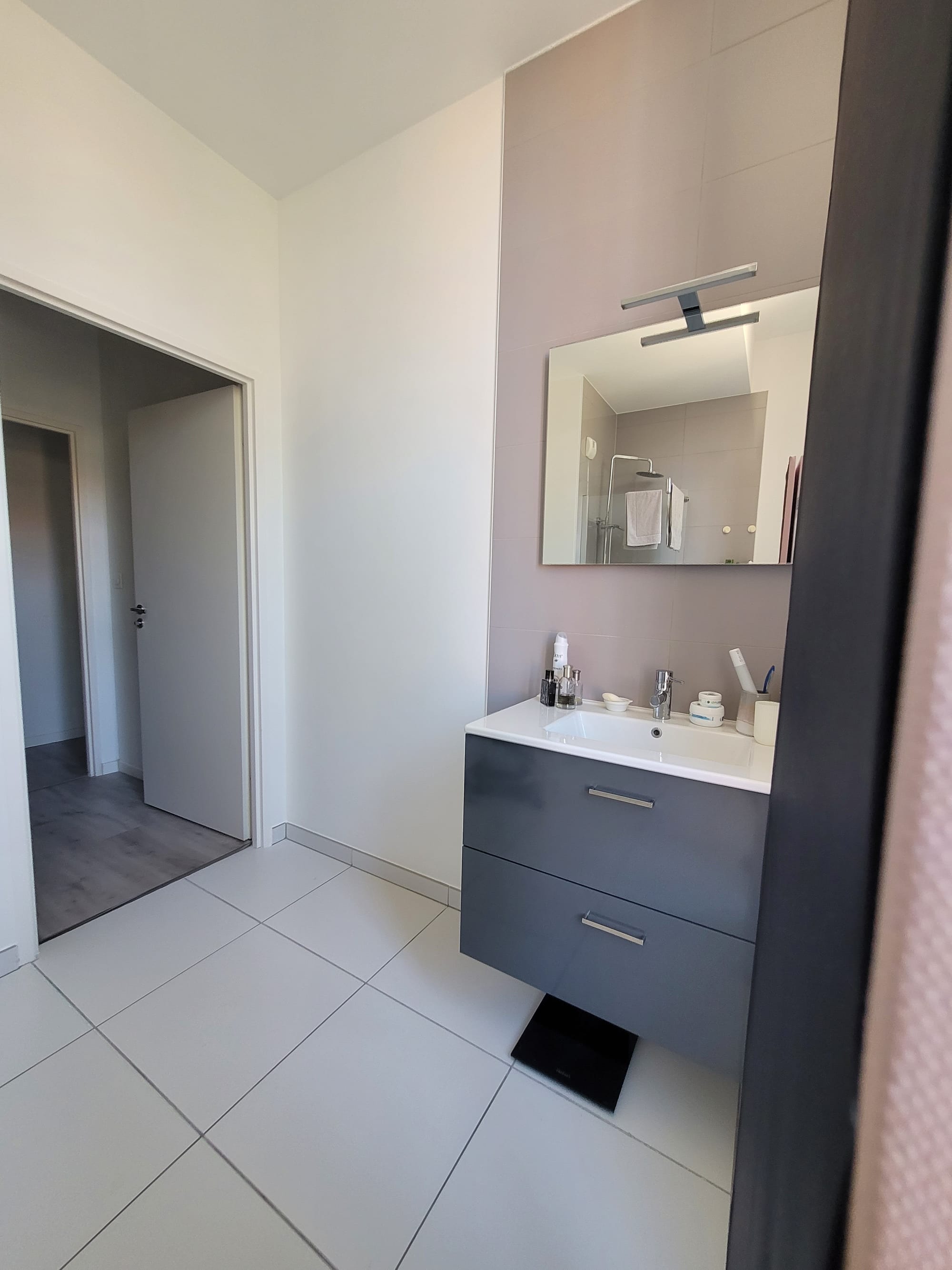 Armoire colonne à gauche, livraison prévue septembre