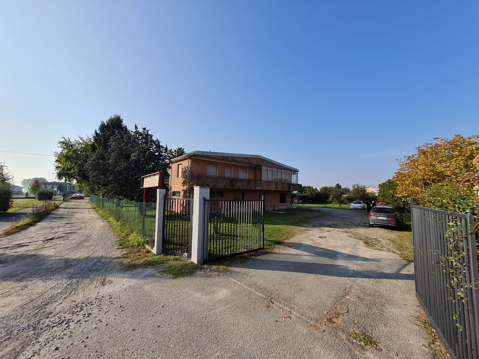 Capannone 856 mq, Abitazione 110 mq, Terreno 400 mq