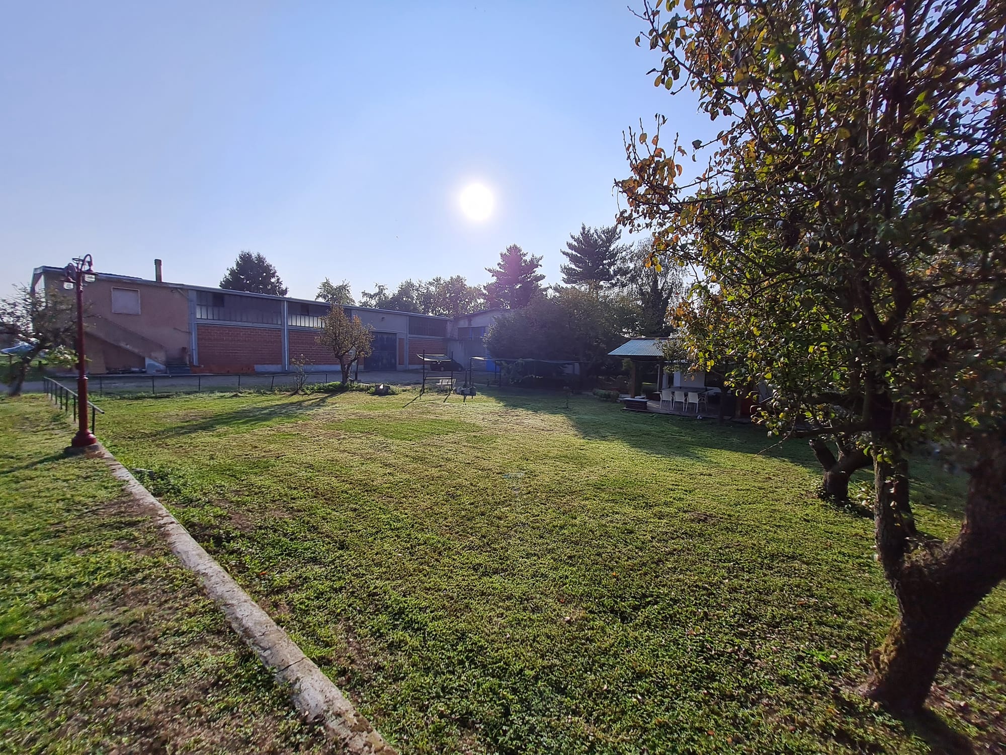 Capannone 856 mq, Abitazione 110 mq, Terreno 400 mq