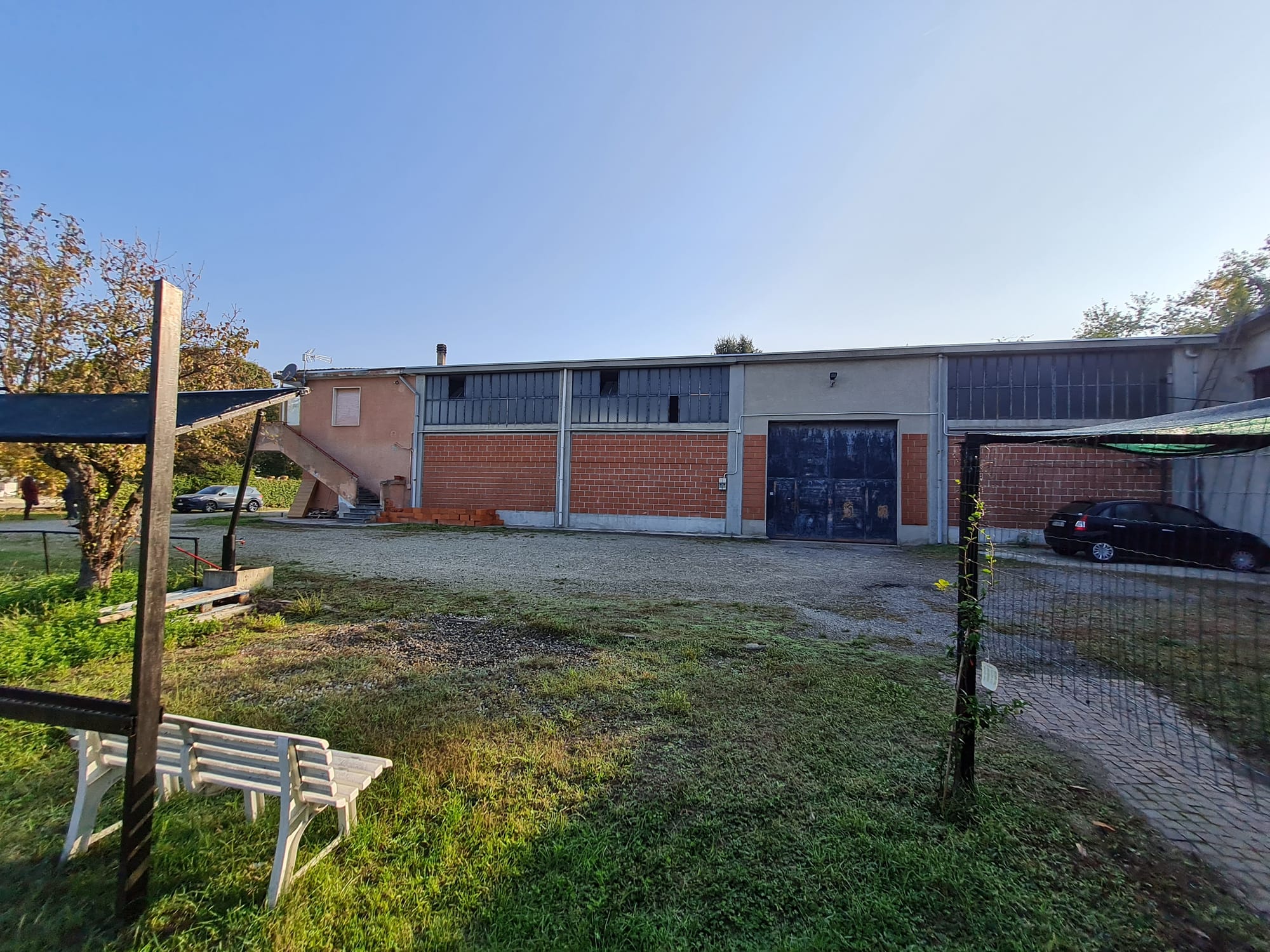 Capannone 856 mq, Abitazione 110 mq, Terreno 400 mq