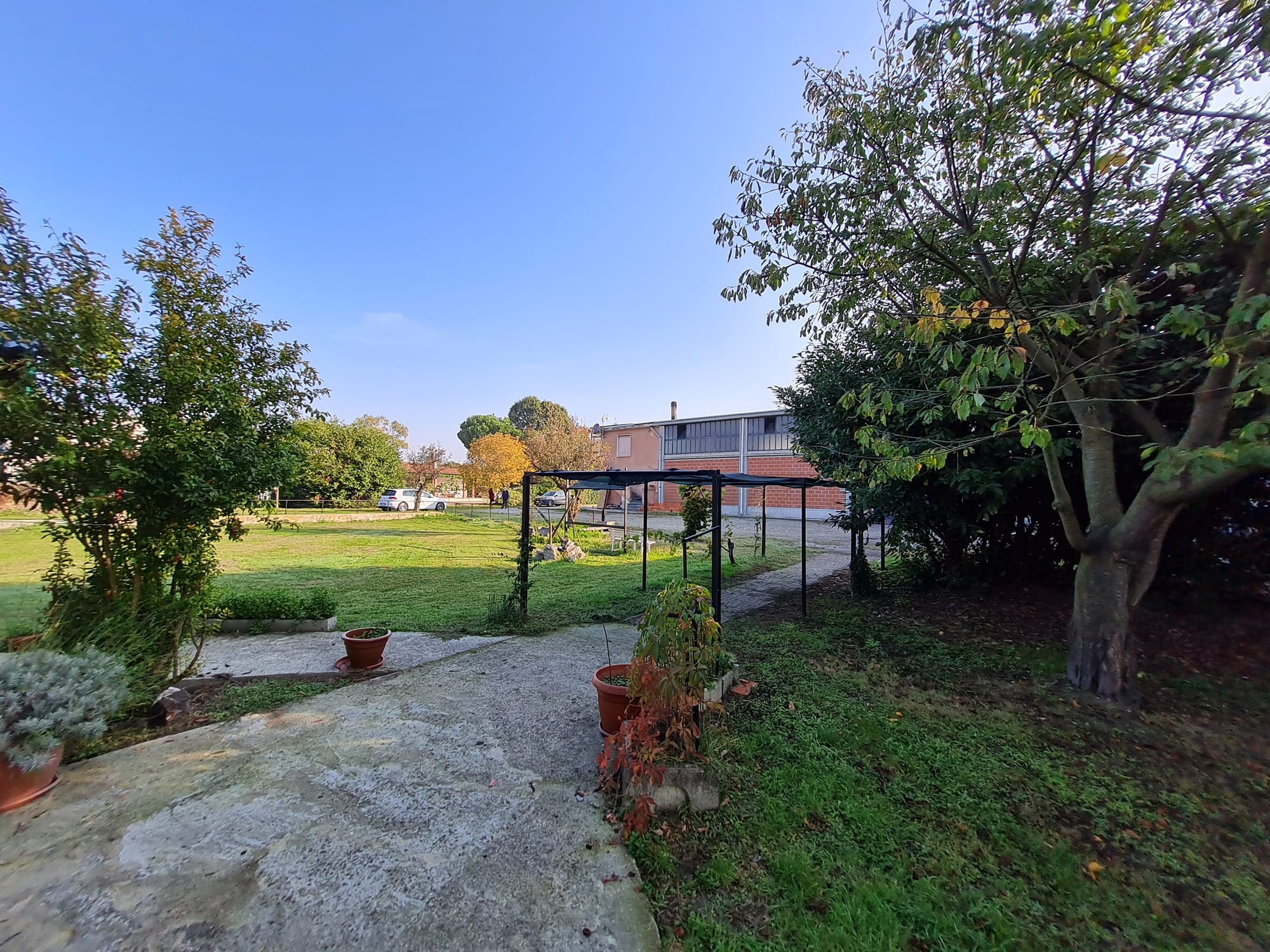 Capannone 856 mq, Abitazione 110 mq, Terreno 400 mq