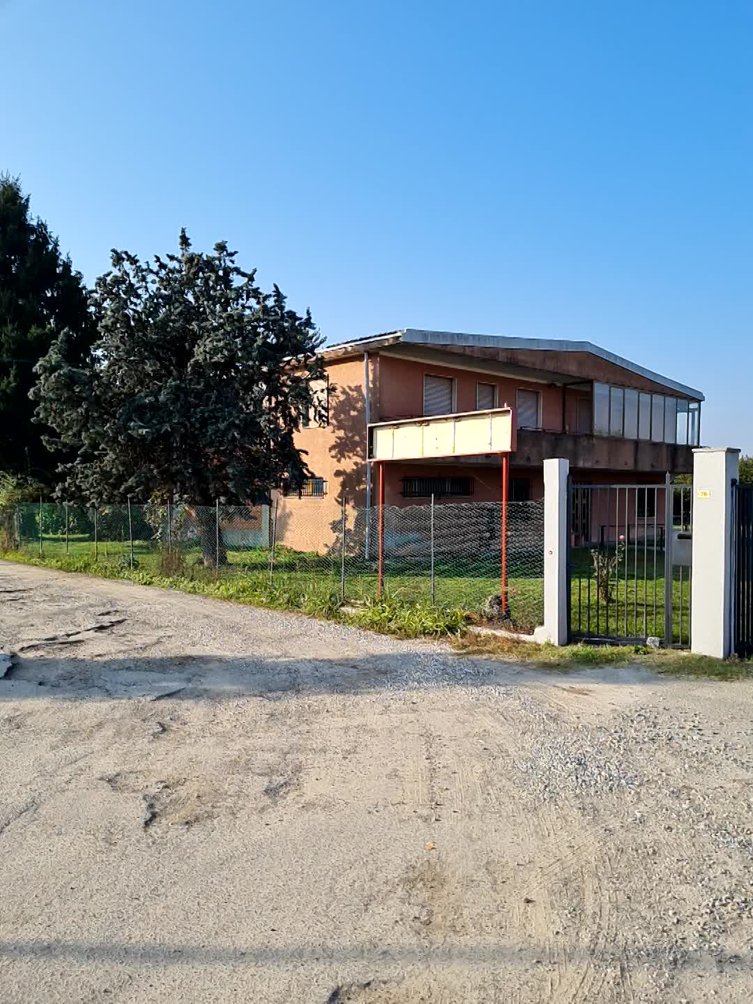 Capannone 856 mq, Abitazione 110 mq, Terreno 400 mq