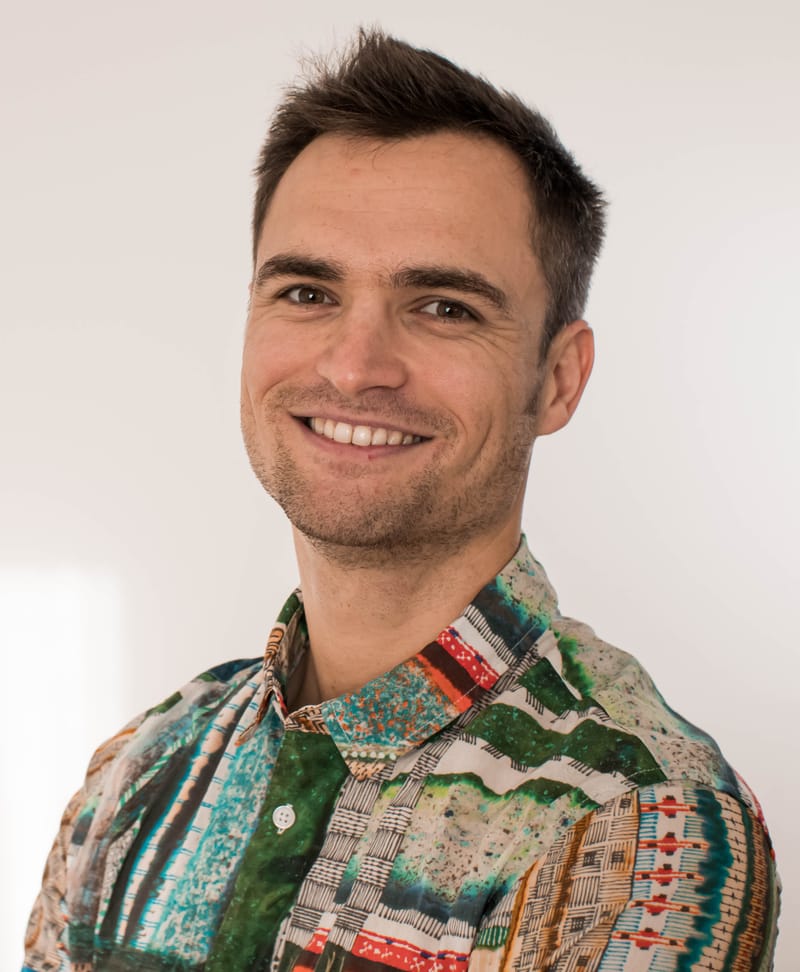 AI models of plasticity: modulation by change prediction error builds high-level representation in sensory cortices