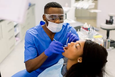 What are the Advantages of Using Invisalign with Rubber Bands?