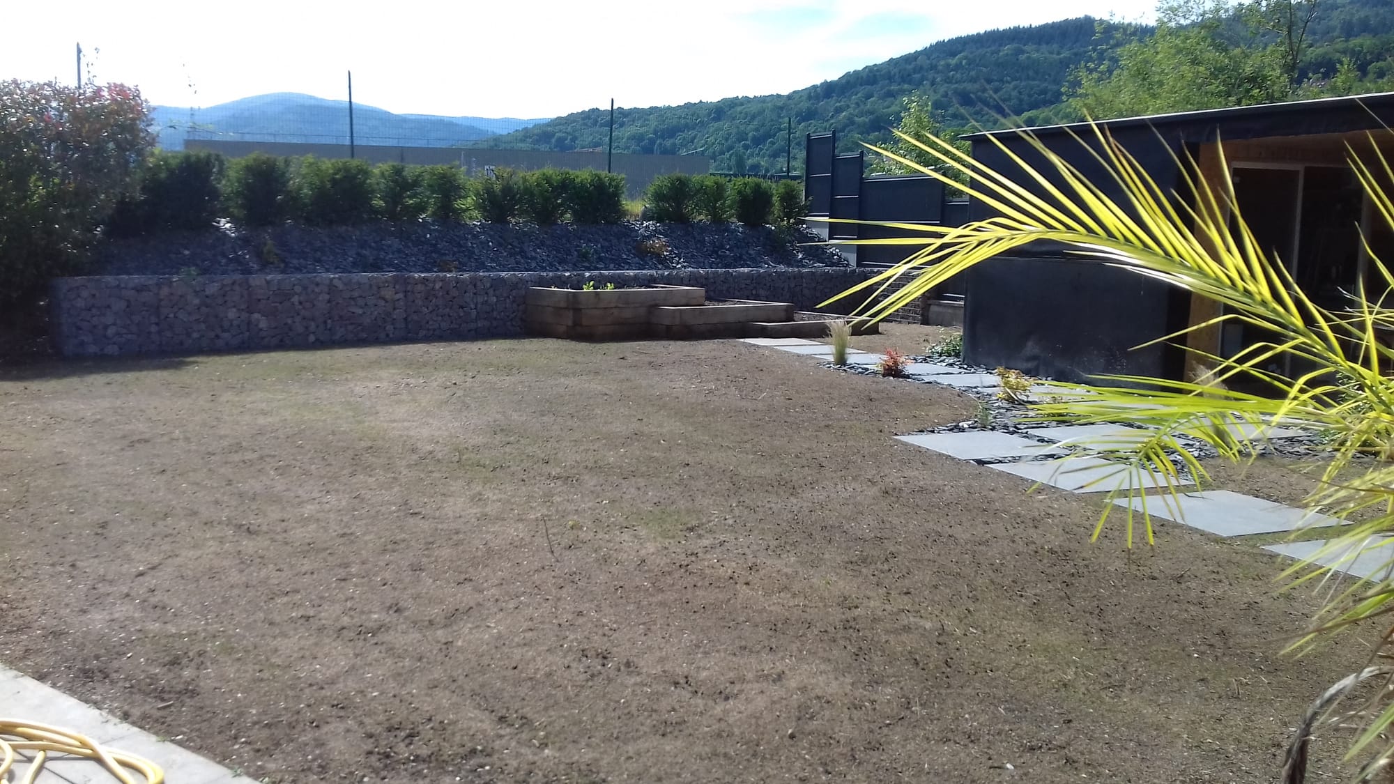 Aménagement paysager complet, dont un bac de potager sur 3 niveaux, soutènement mur gabion 