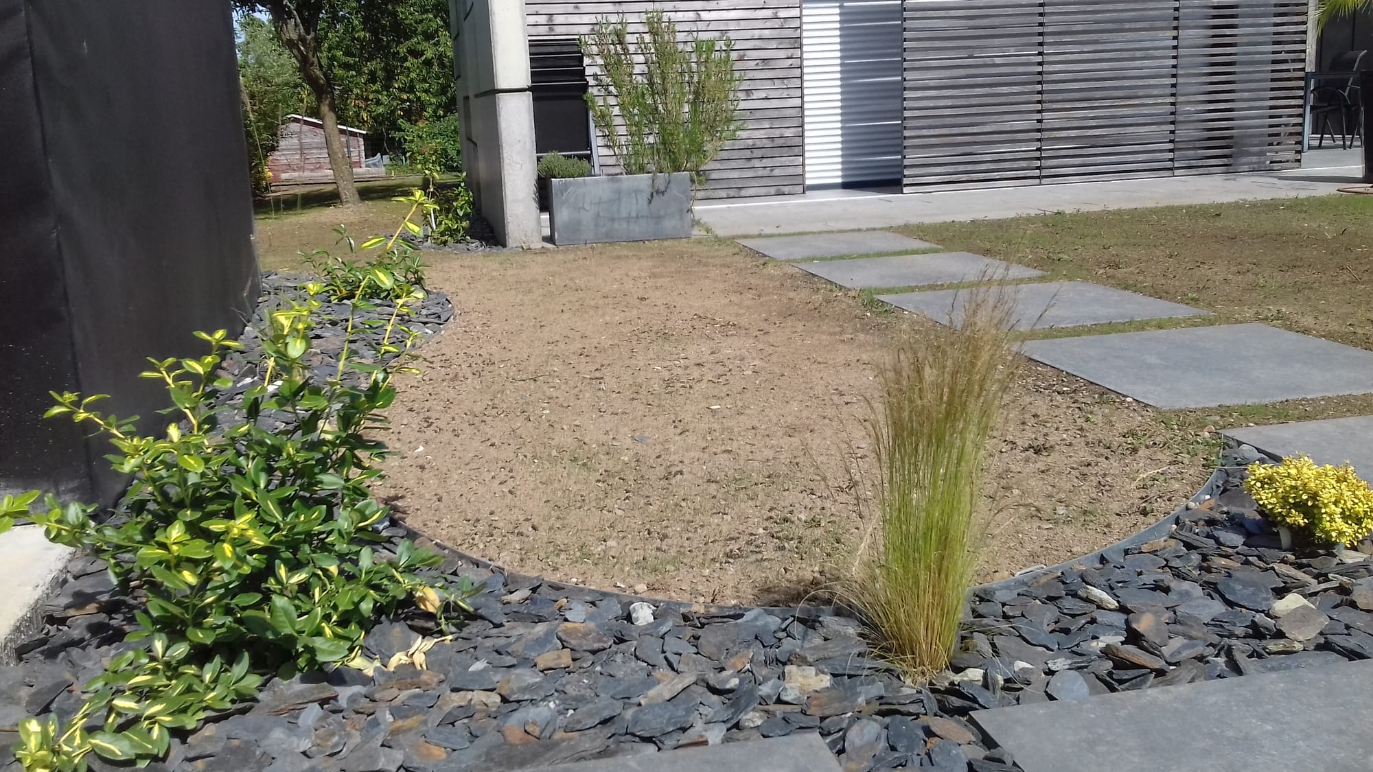 Aménagement paysager complet, dont un bac de potager sur 3 niveaux, soutènement mur gabion 