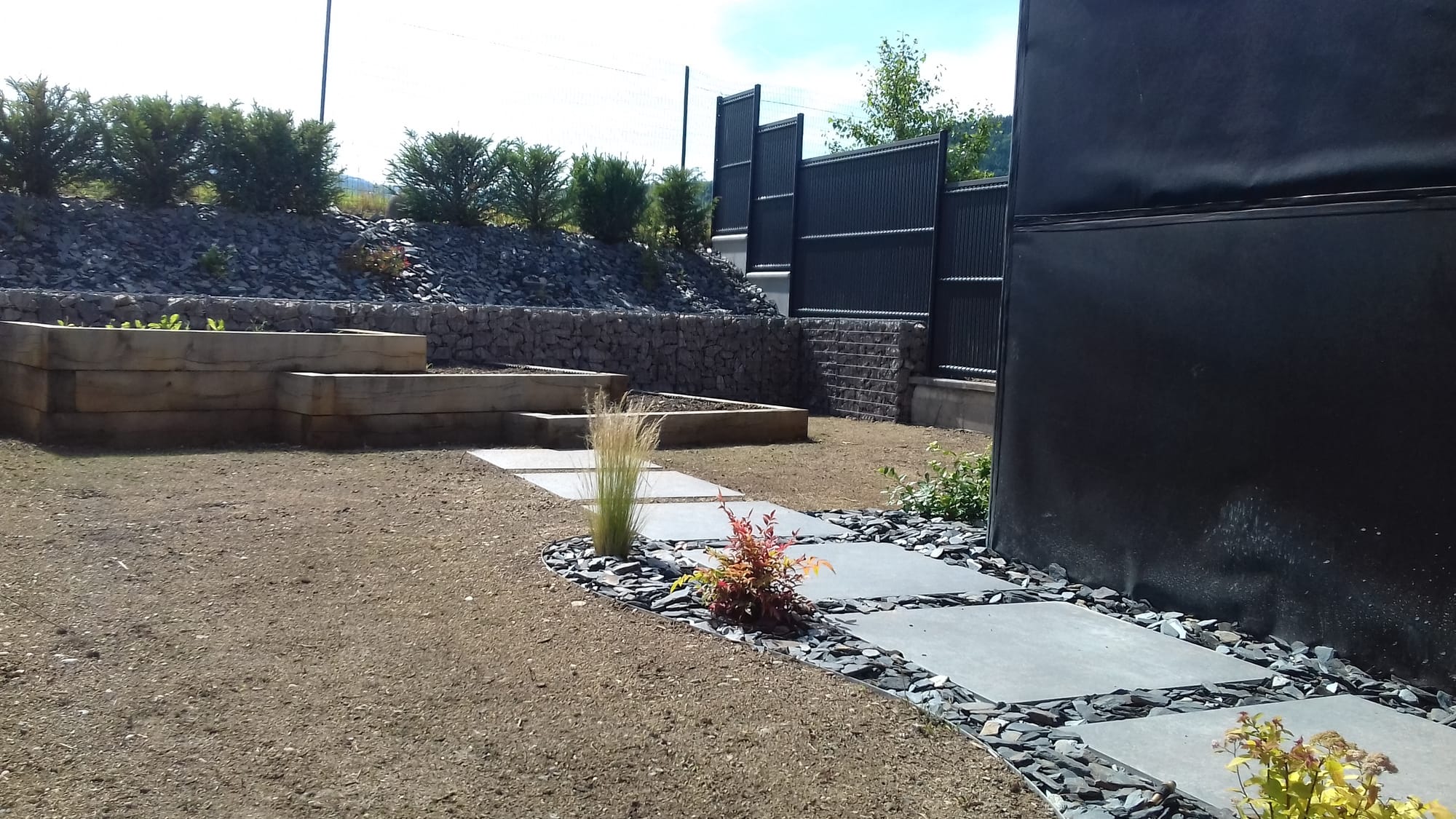 Aménagement paysager complet, dont un bac de potager sur 3 niveaux, soutènement mur gabion 