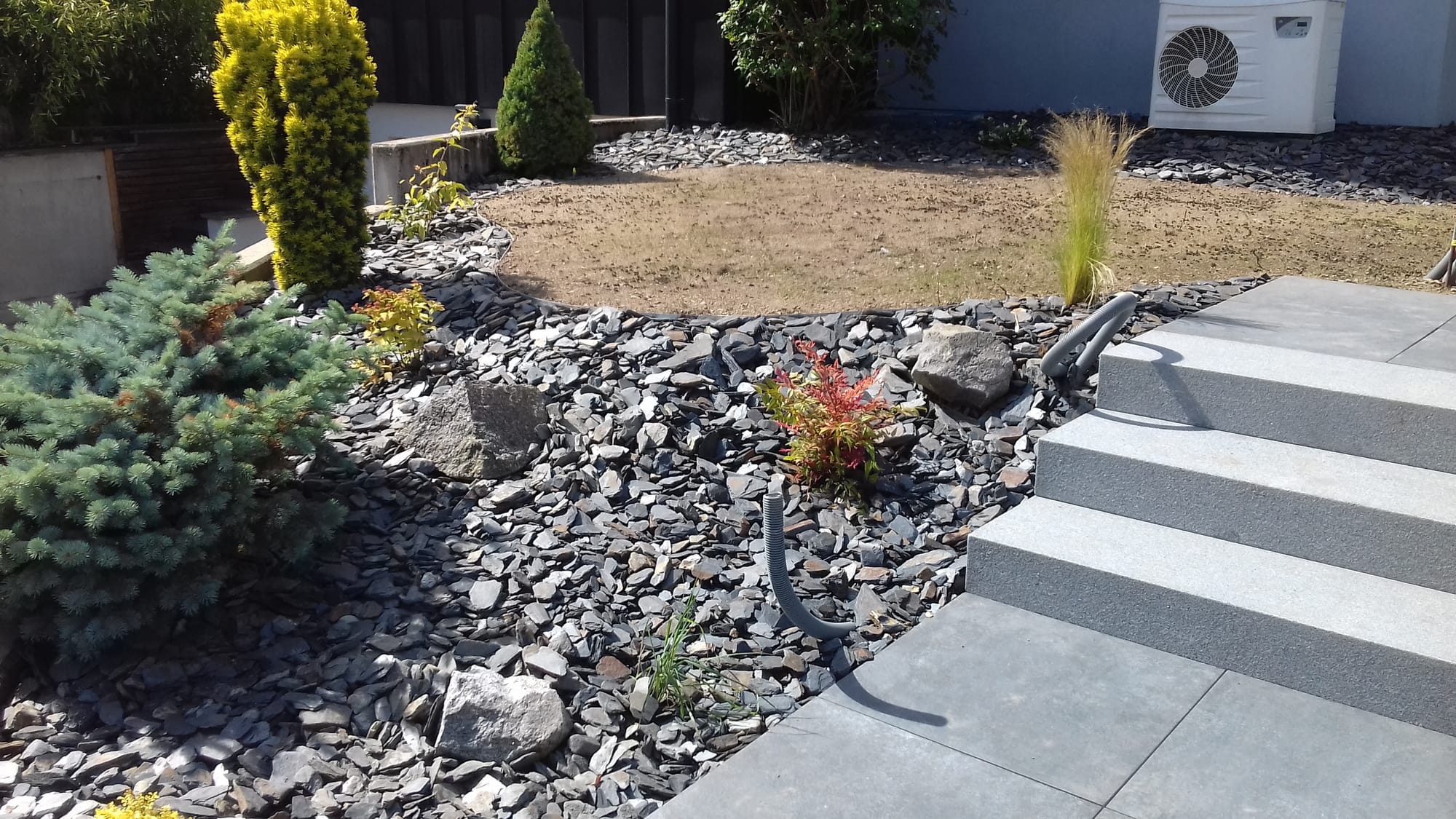 Aménagement paysager complet, dont un bac de potager sur 3 niveaux, soutènement mur gabion 