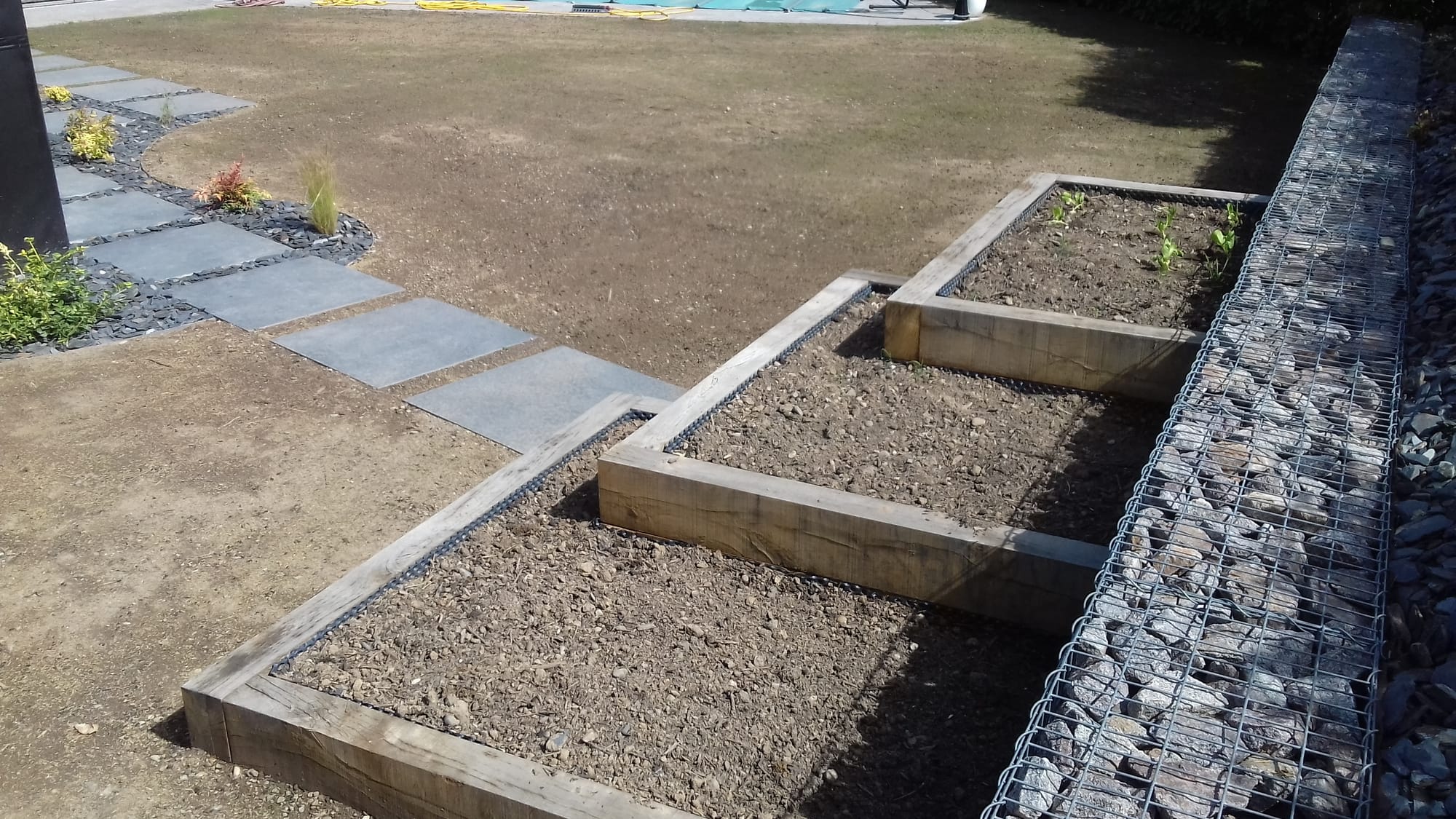 Aménagement paysager complet, dont un bac de potager sur 3 niveaux, soutènement mur gabion 