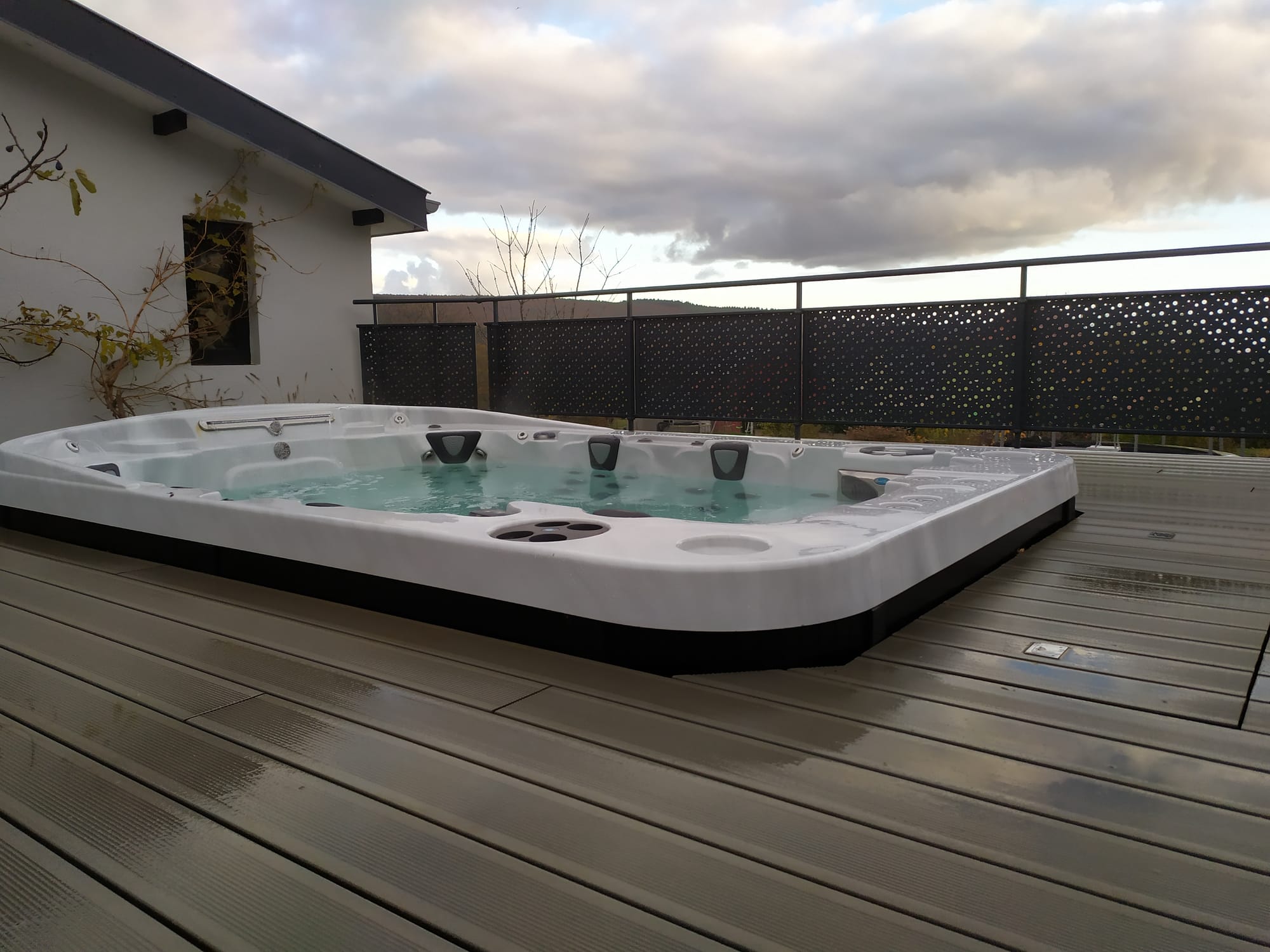 Terrasse en bois composite, garde corps en aluminium