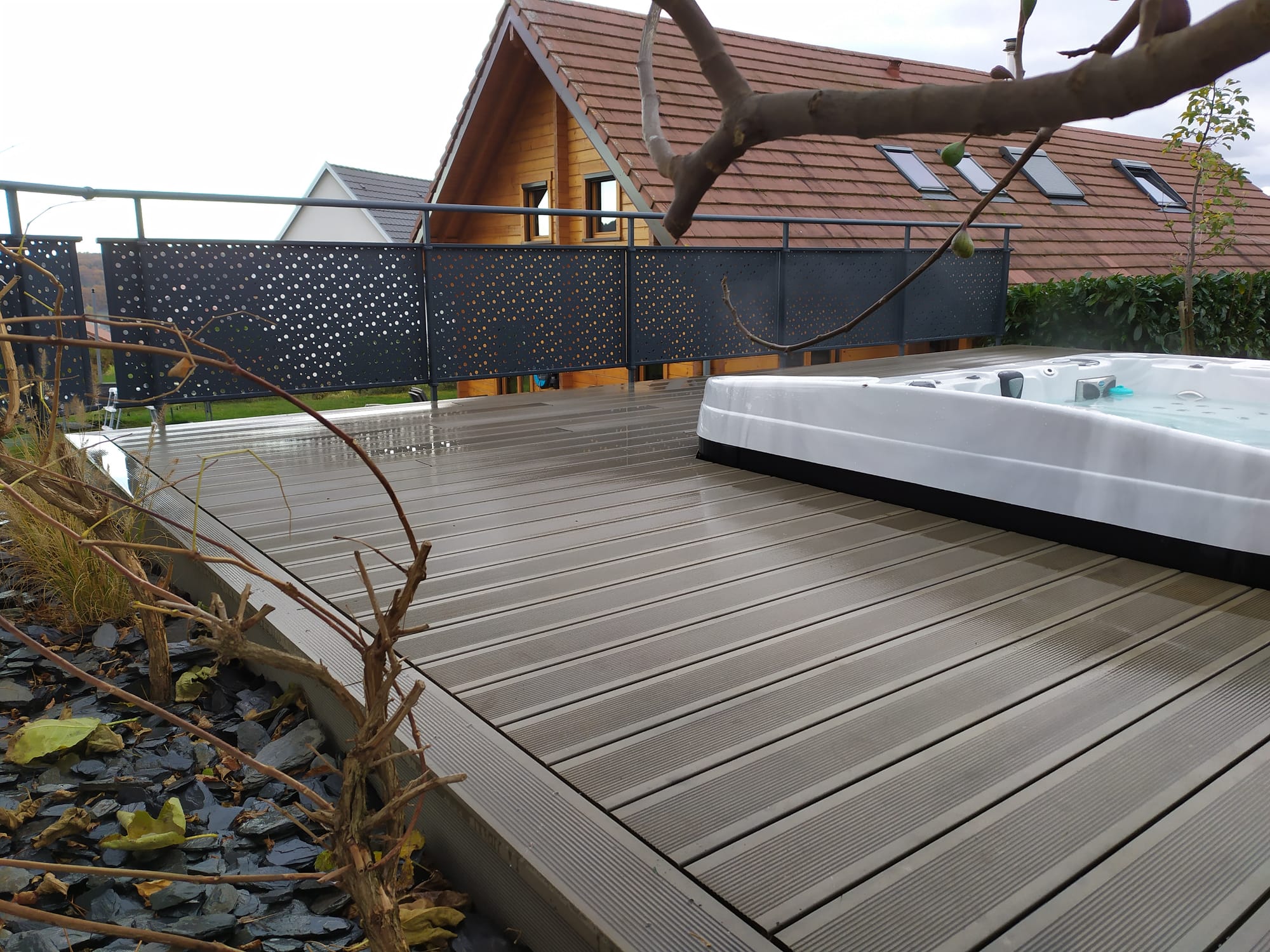 Terrasse en bois composite, garde corps en aluminium