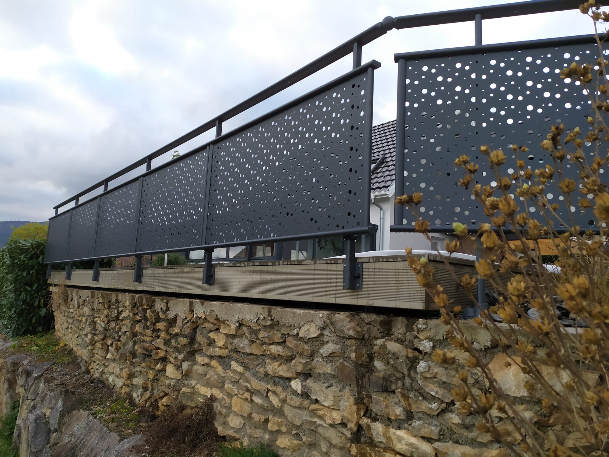 Terrasse en bois composite, garde corps en aluminium