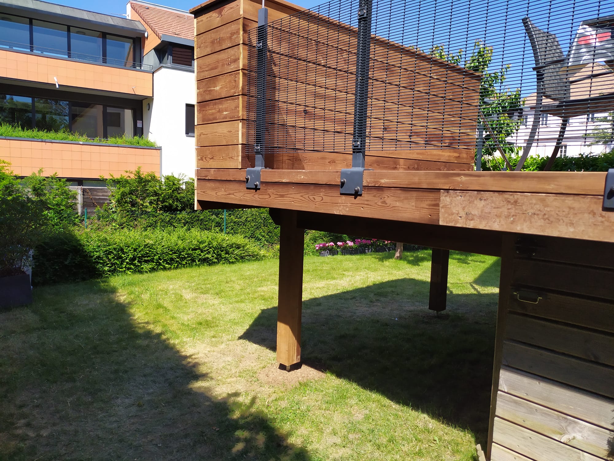 Terrasse en pin autoclave marron, bac à plantes et escalier bois