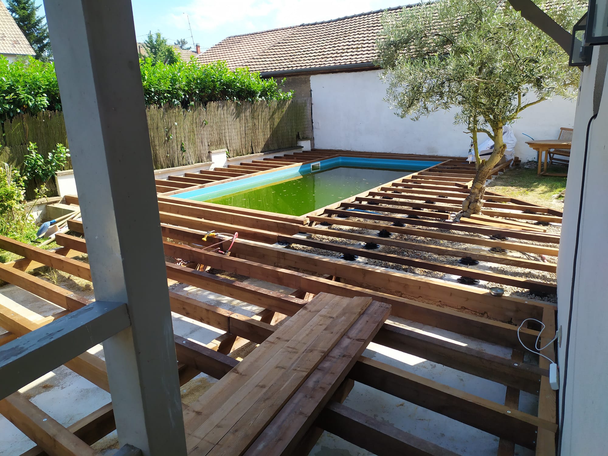 Terrasse et panneau bois, escalier en granit