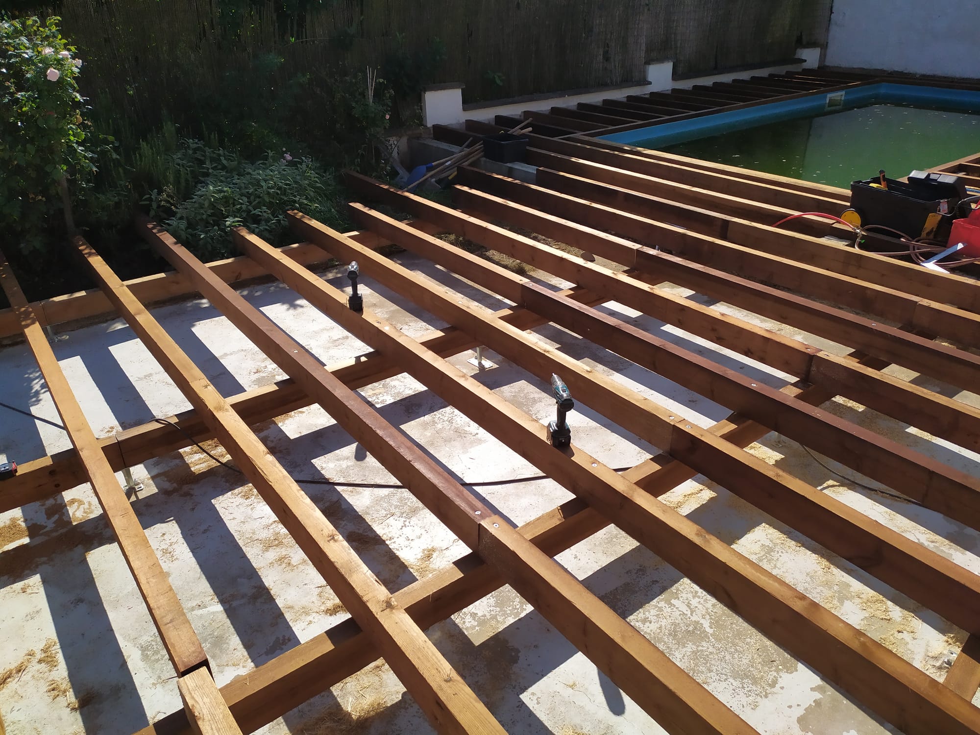 Terrasse et panneau bois, escalier en granit