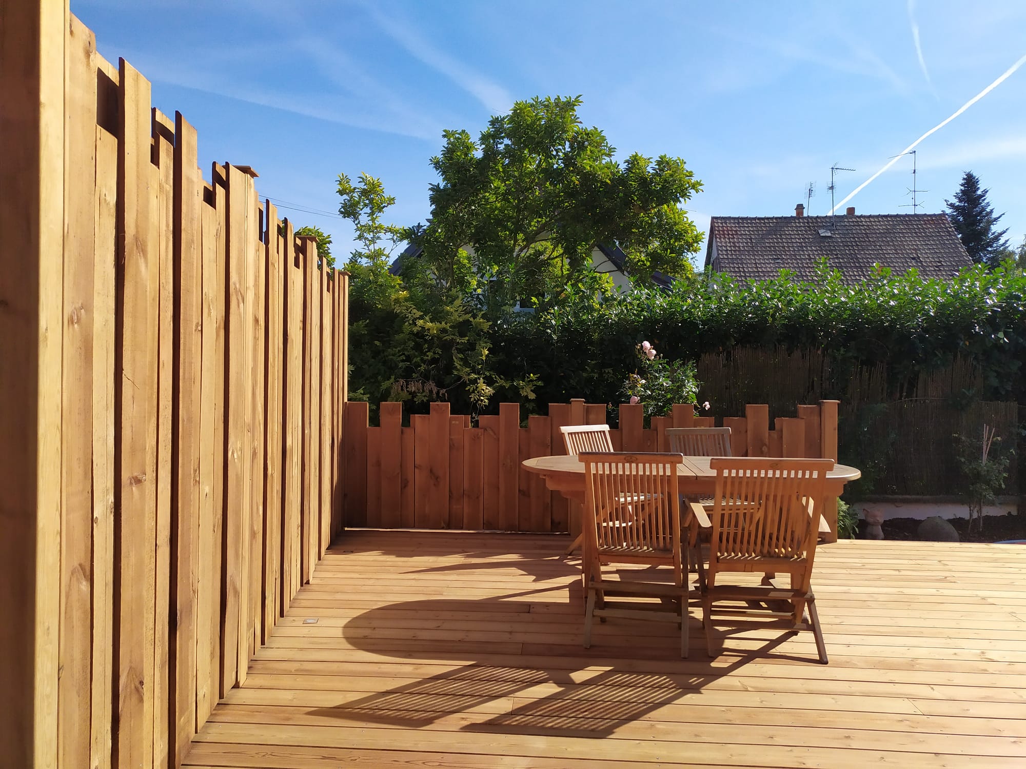 Terrasse et panneau bois, escalier en granit