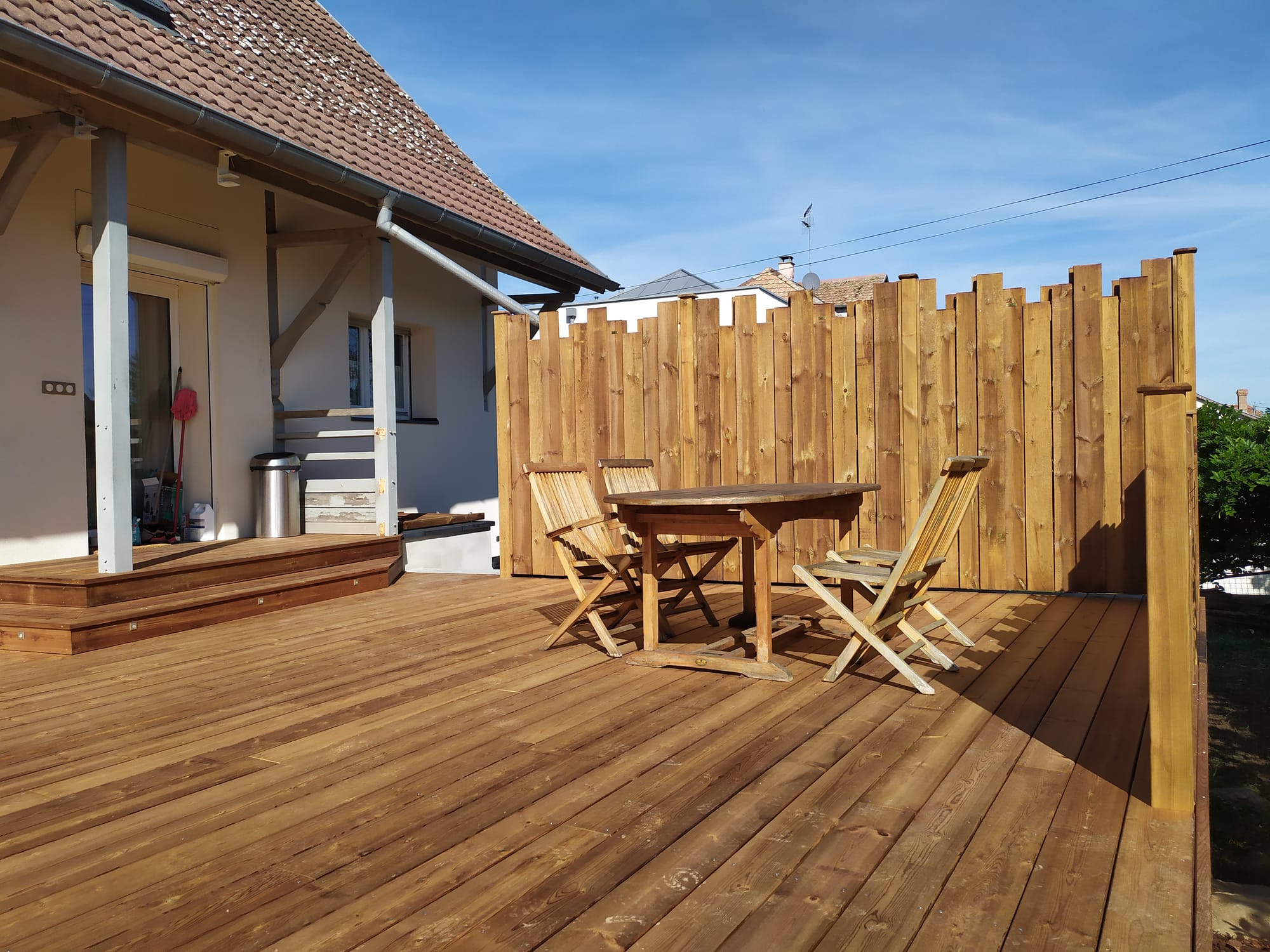 Terrasse et panneau bois, escalier en granit