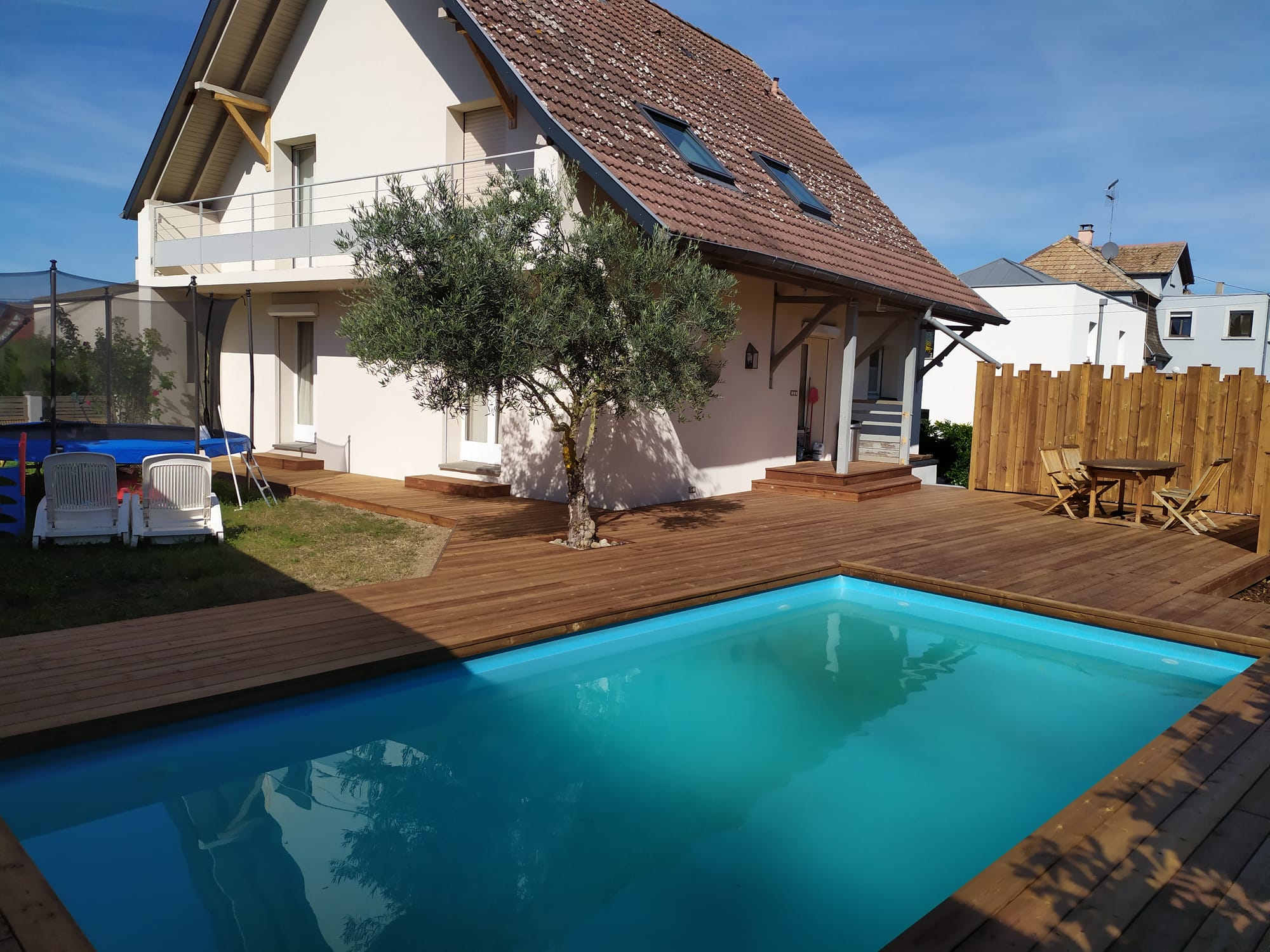 Terrasse et panneau bois, escalier en granit