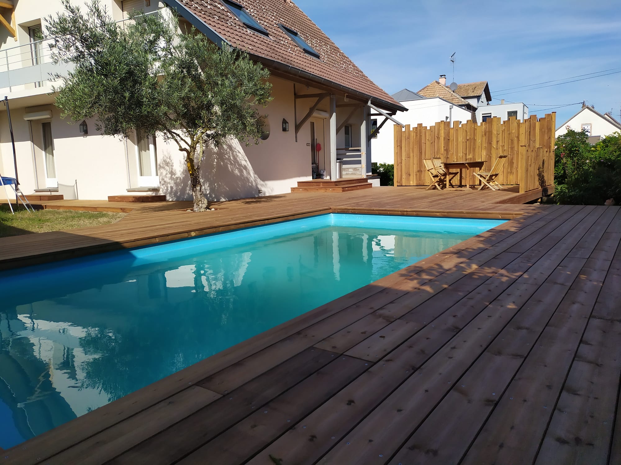 Terrasse et panneau bois, escalier en granit