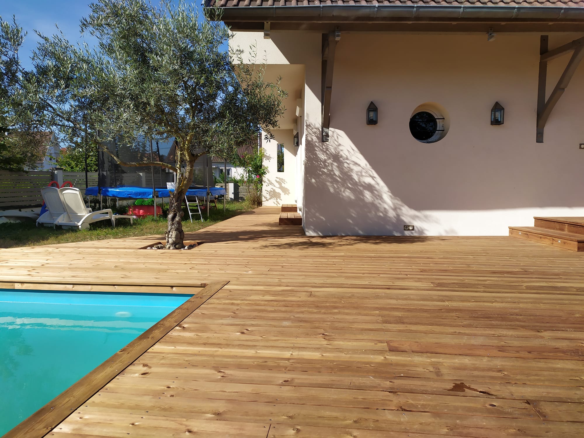 Terrasse et panneau bois, escalier en granit