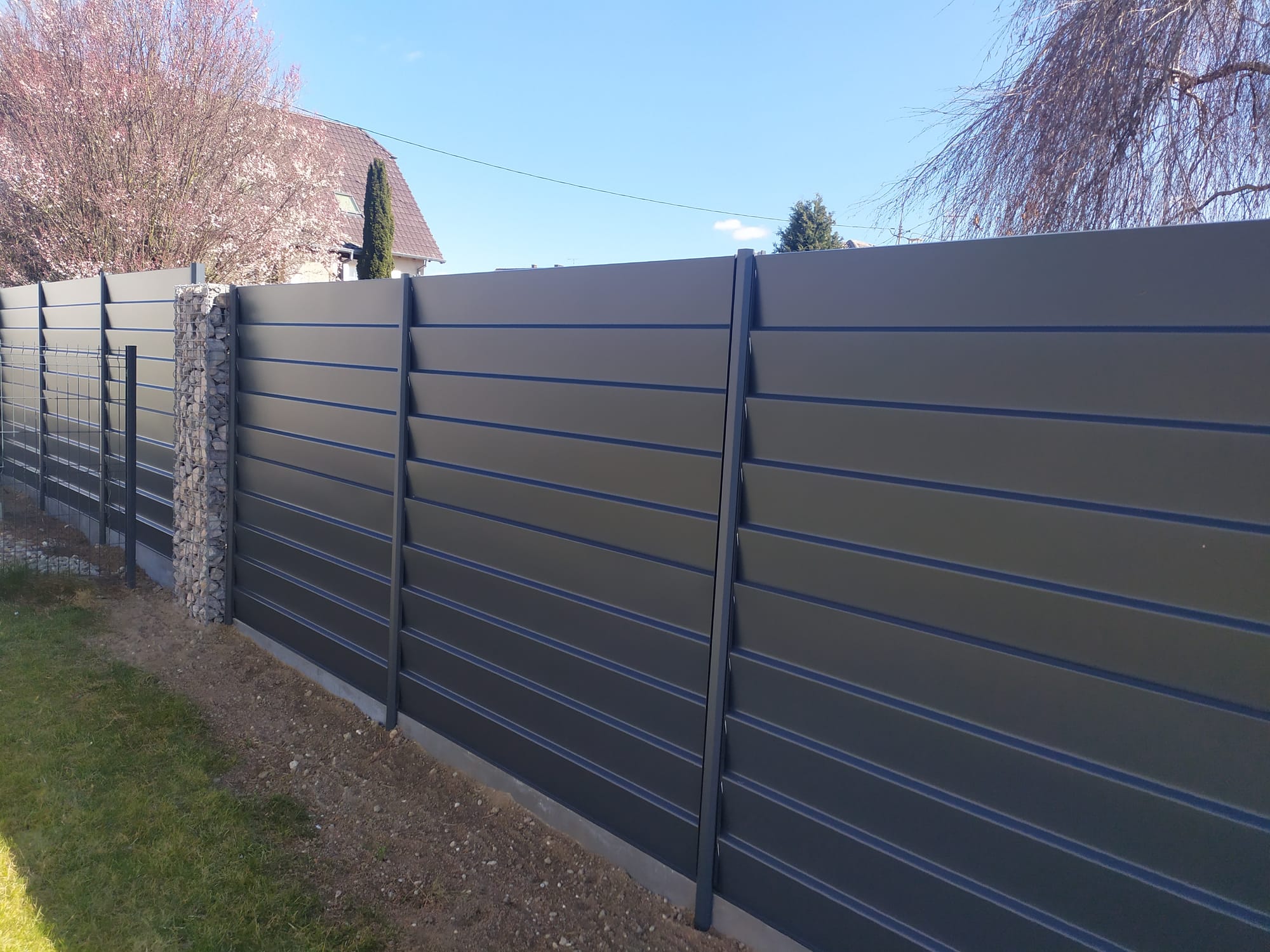 Claustra aluminium combiné avec du gabion