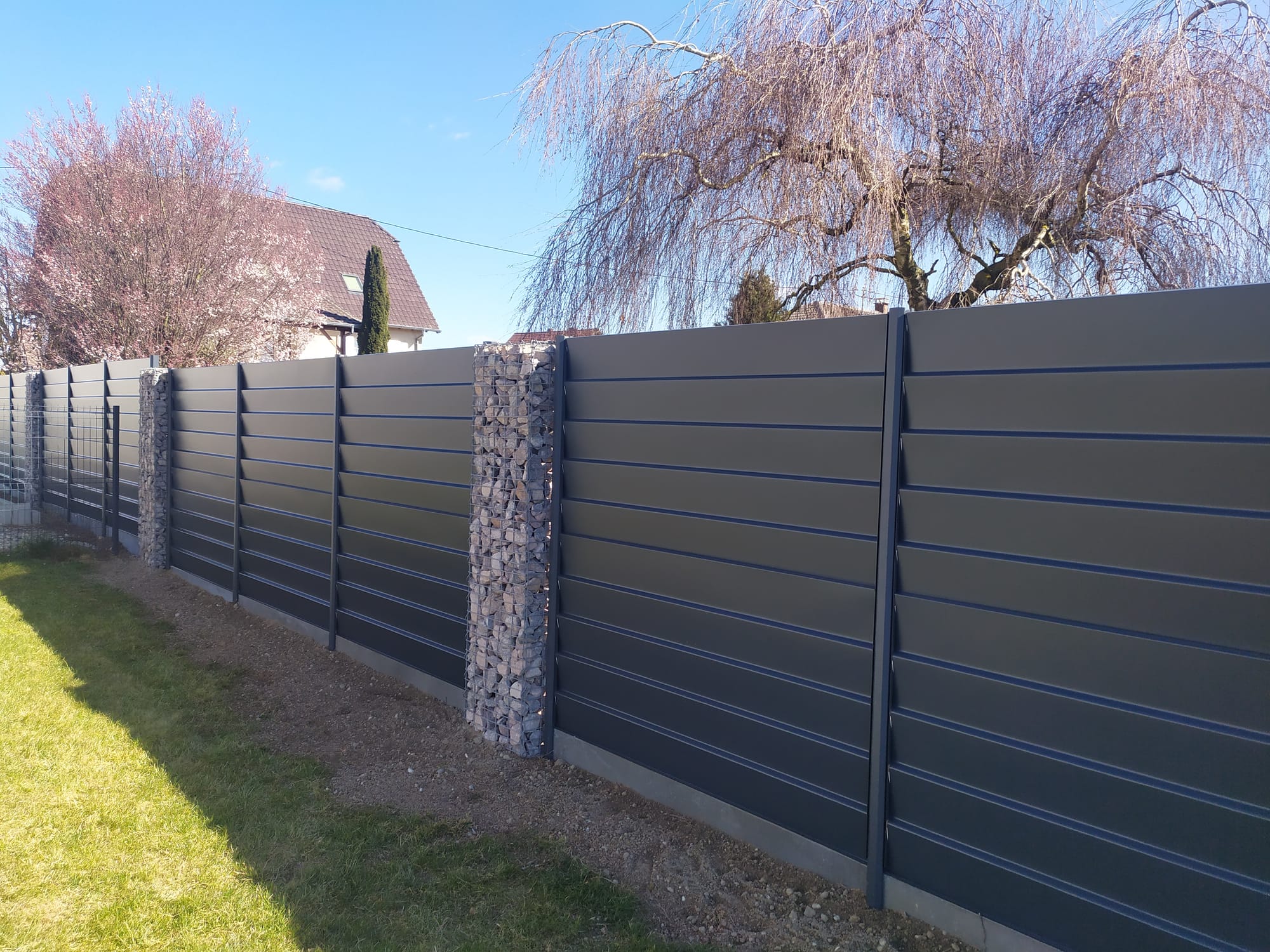 Claustra aluminium combiné avec du gabion