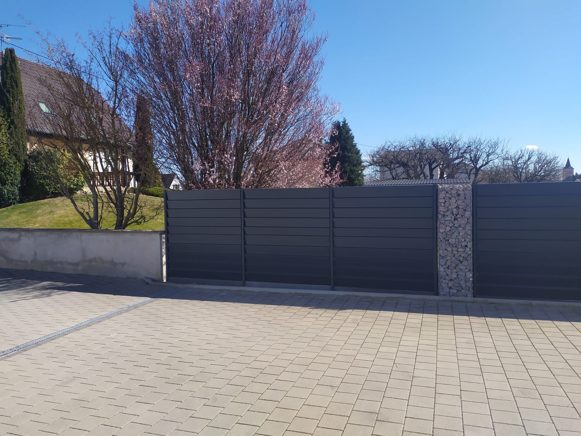 Claustra aluminium combiné avec du gabion