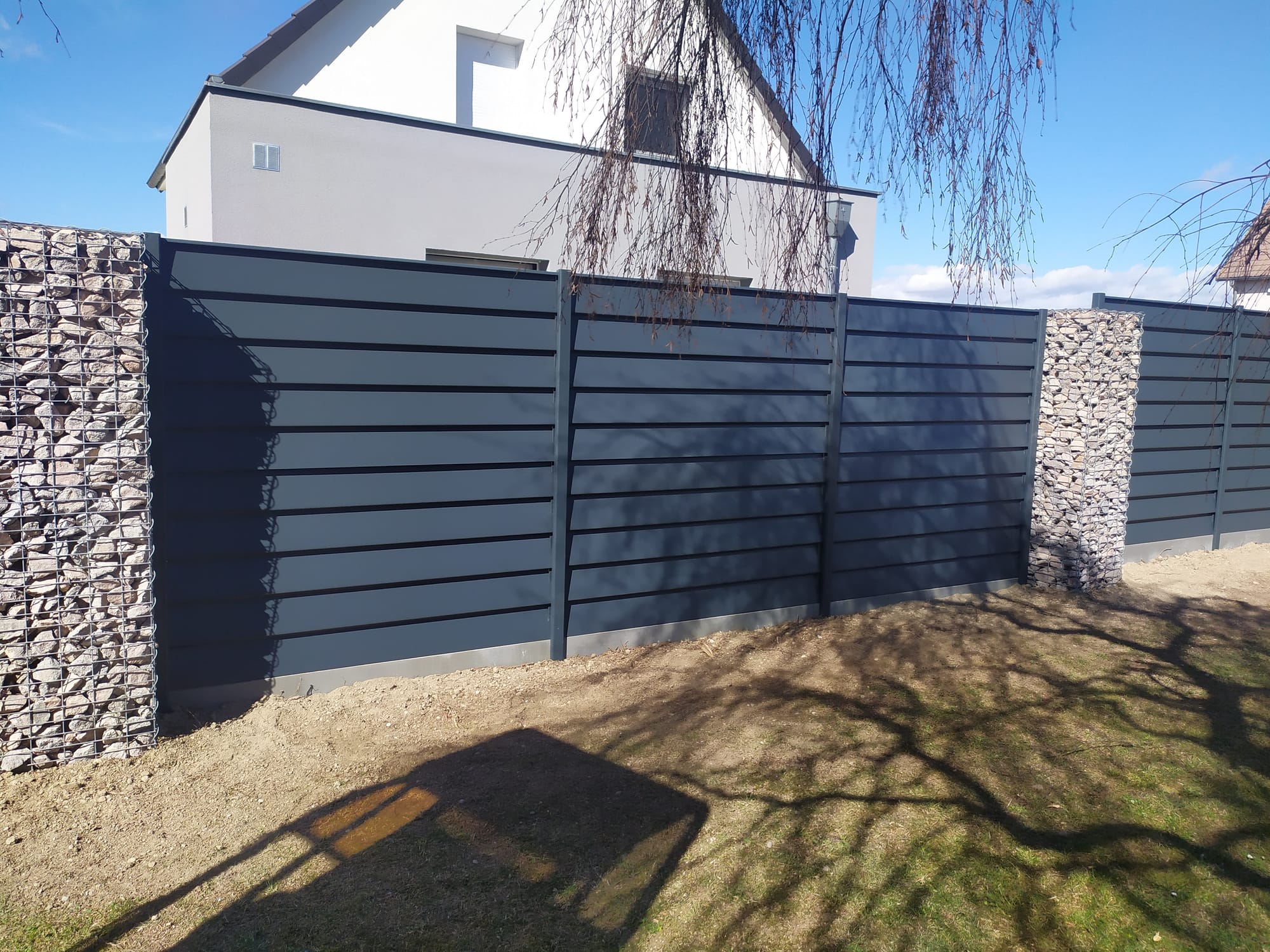 Claustra aluminium combiné avec du gabion