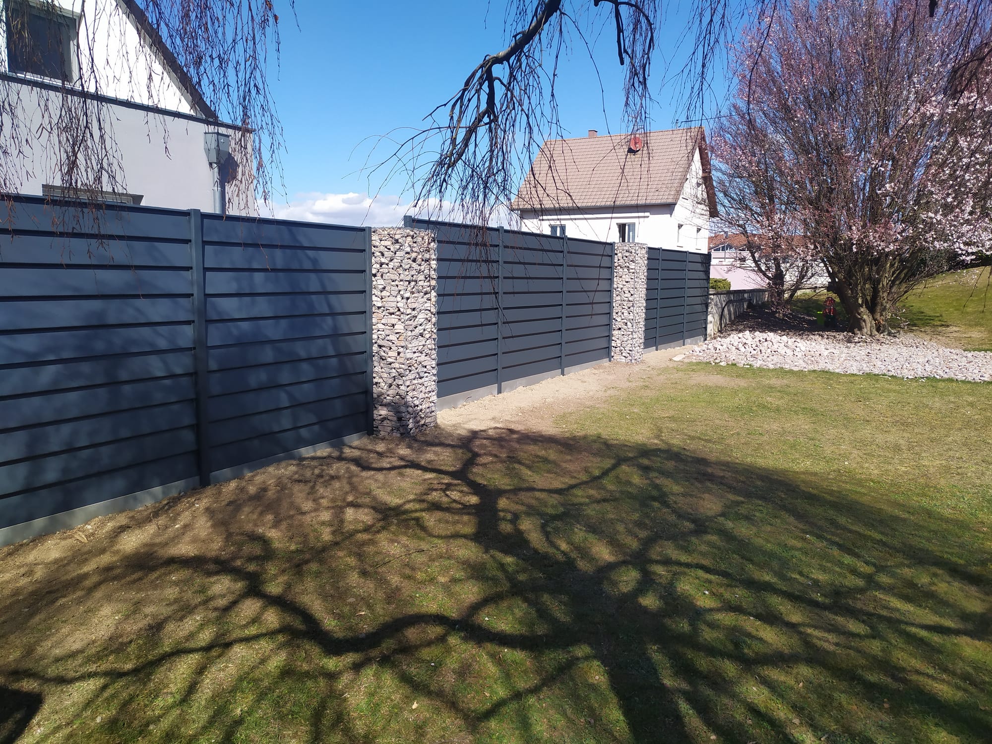 Claustra aluminium combiné avec du gabion