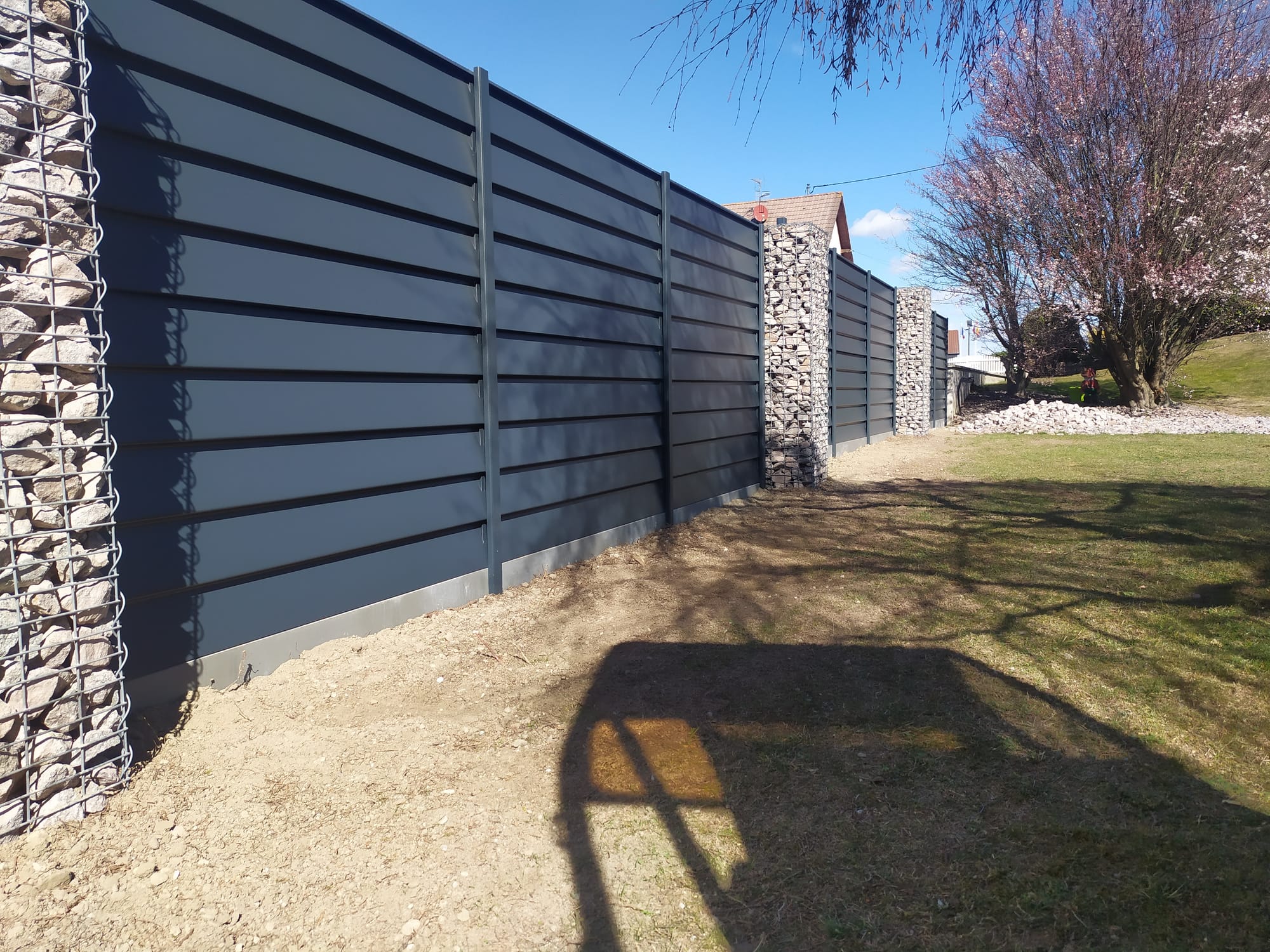 Claustra aluminium combiné avec du gabion