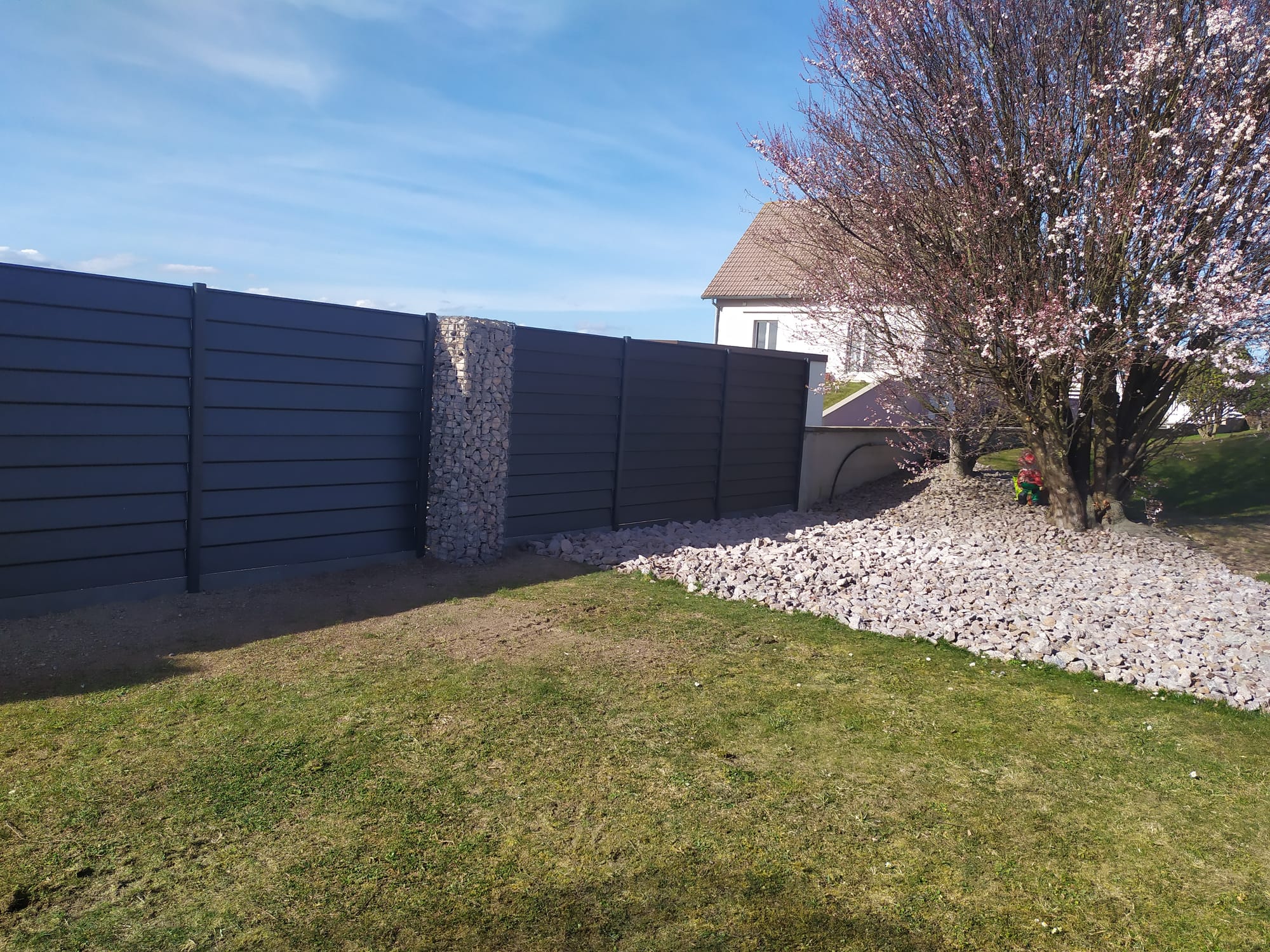 Claustra aluminium combiné avec du gabion