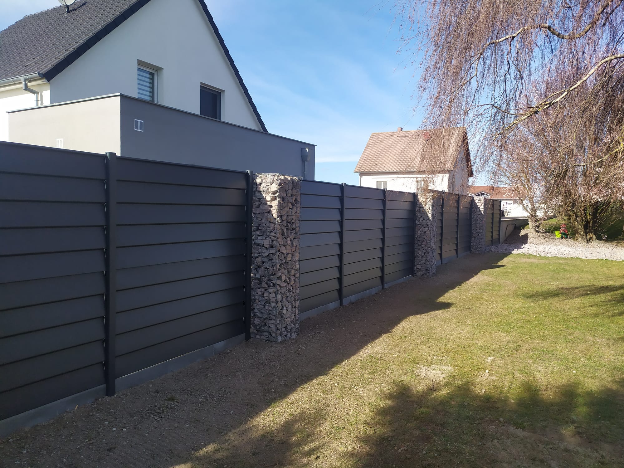 Claustra aluminium combiné avec du gabion