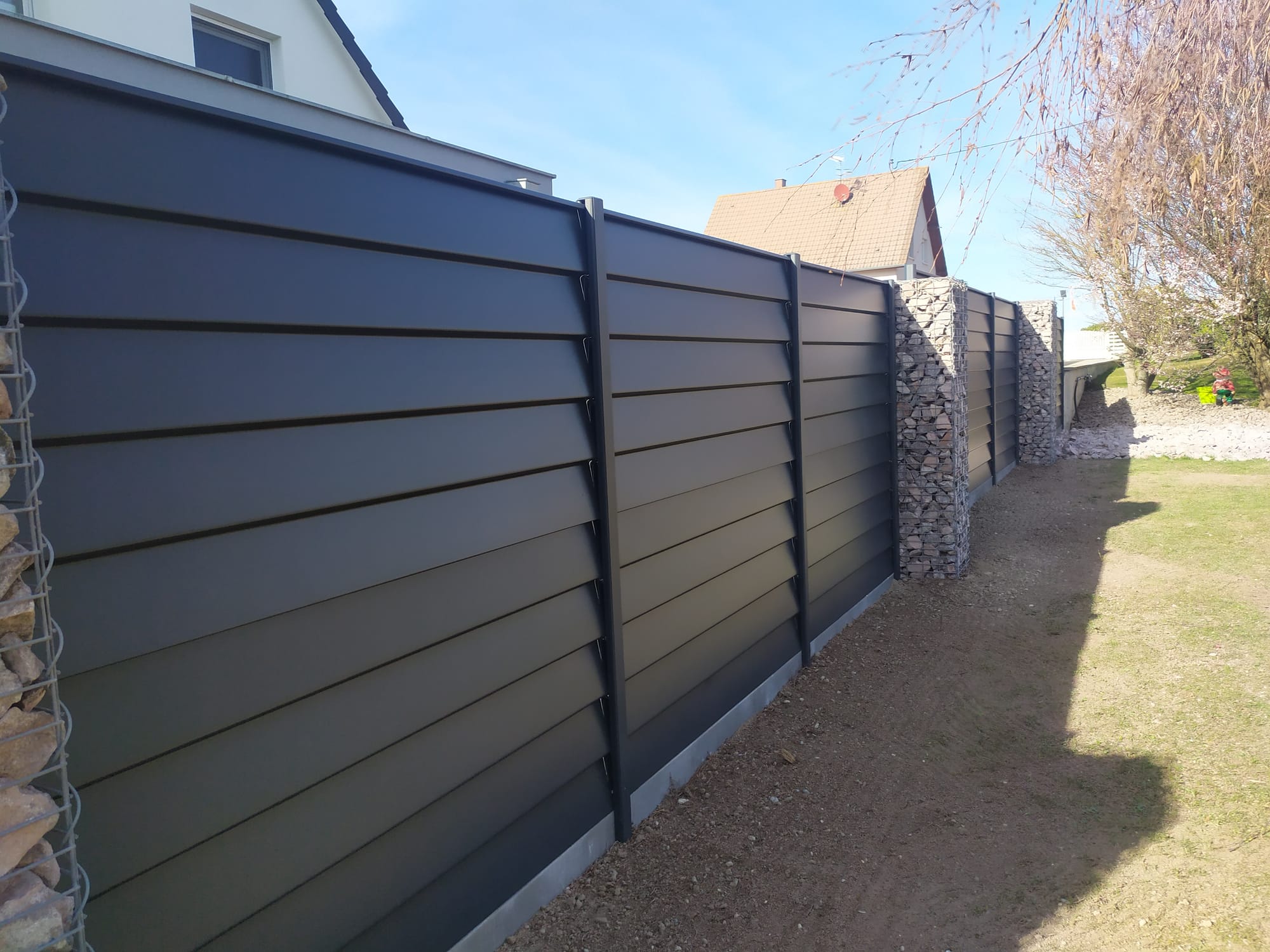 Claustra aluminium combiné avec du gabion