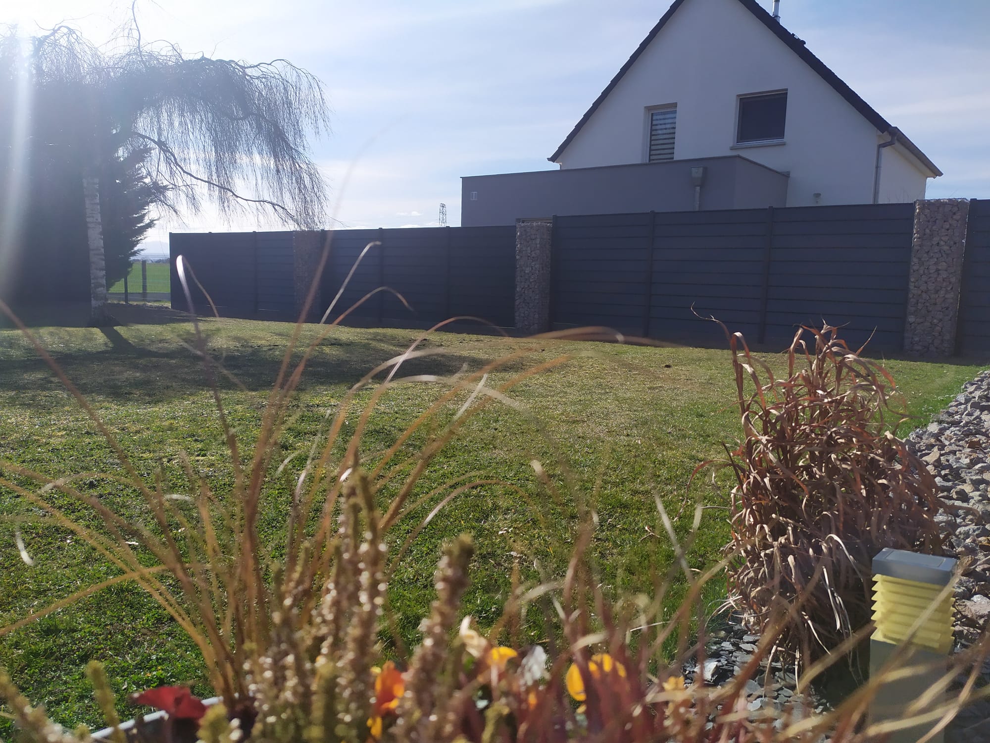 Claustra aluminium combiné avec du gabion