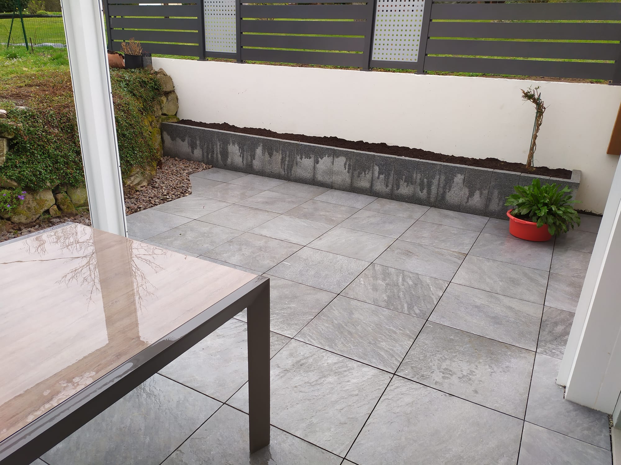 Dallage grès cérame, bac à plante palissades granit