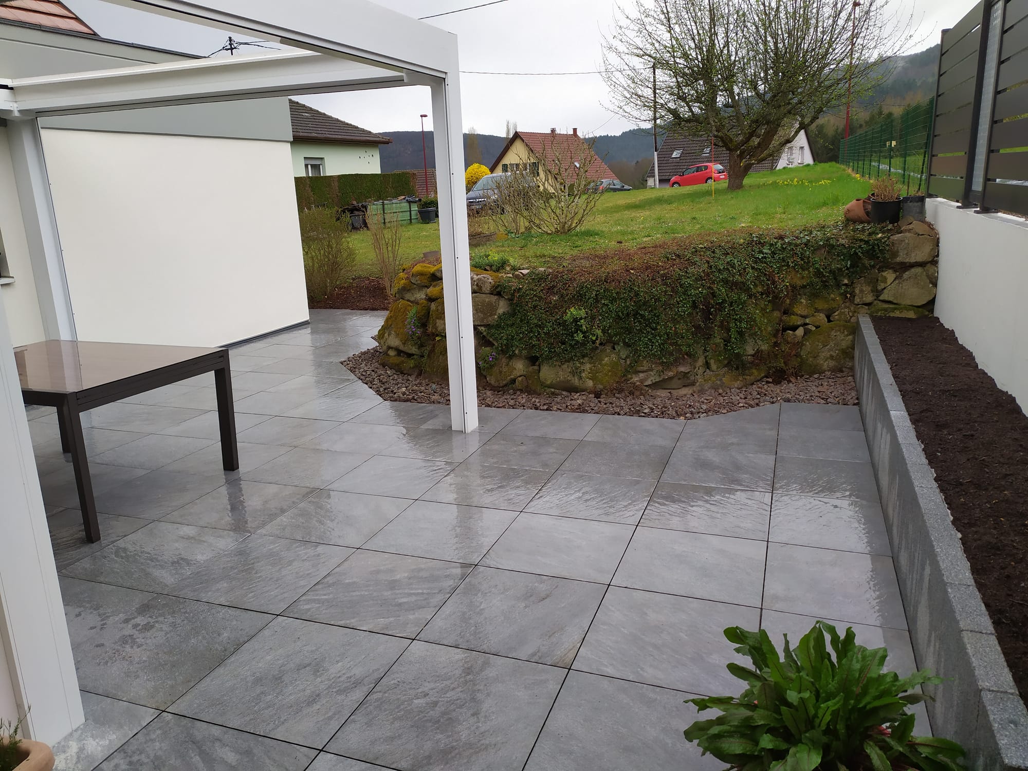 Dallage grès cérame, bac à plante palissades granit