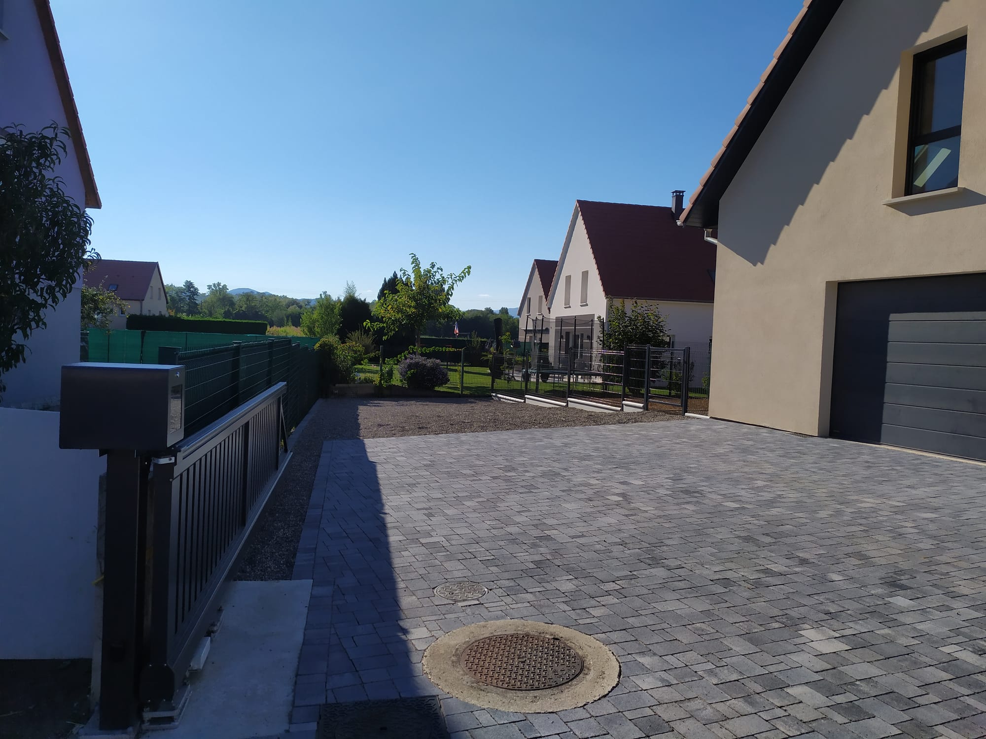 Aménagement complet: pavage, escalier, palissade, clôture, portillon, arrosage automatique, plantation, engazonnement