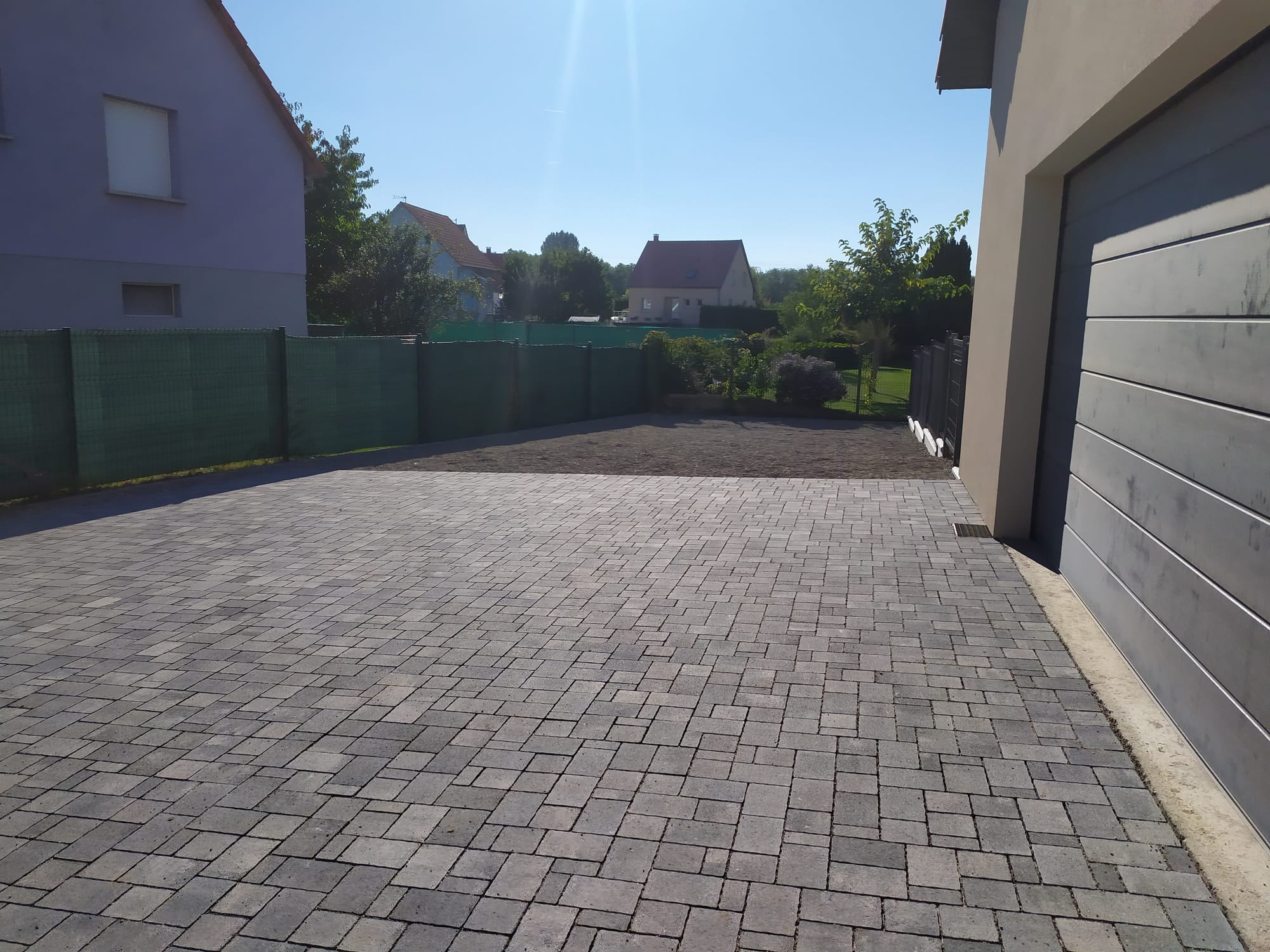 Aménagement complet: pavage, escalier, palissade, clôture, portillon, arrosage automatique, plantation, engazonnement