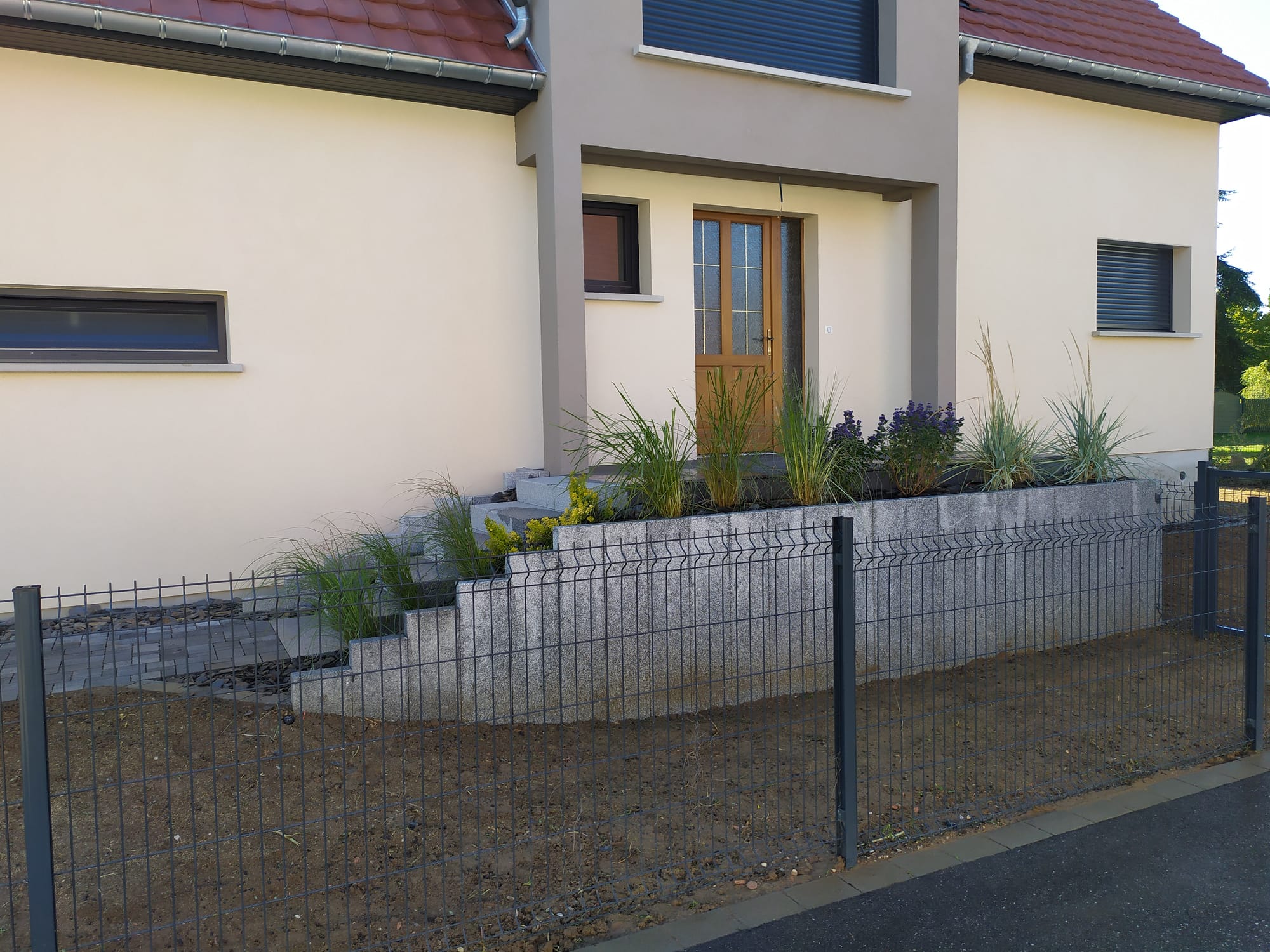 Aménagement complet: pavage, escalier, palissade, clôture, portillon, arrosage automatique, plantation, engazonnement