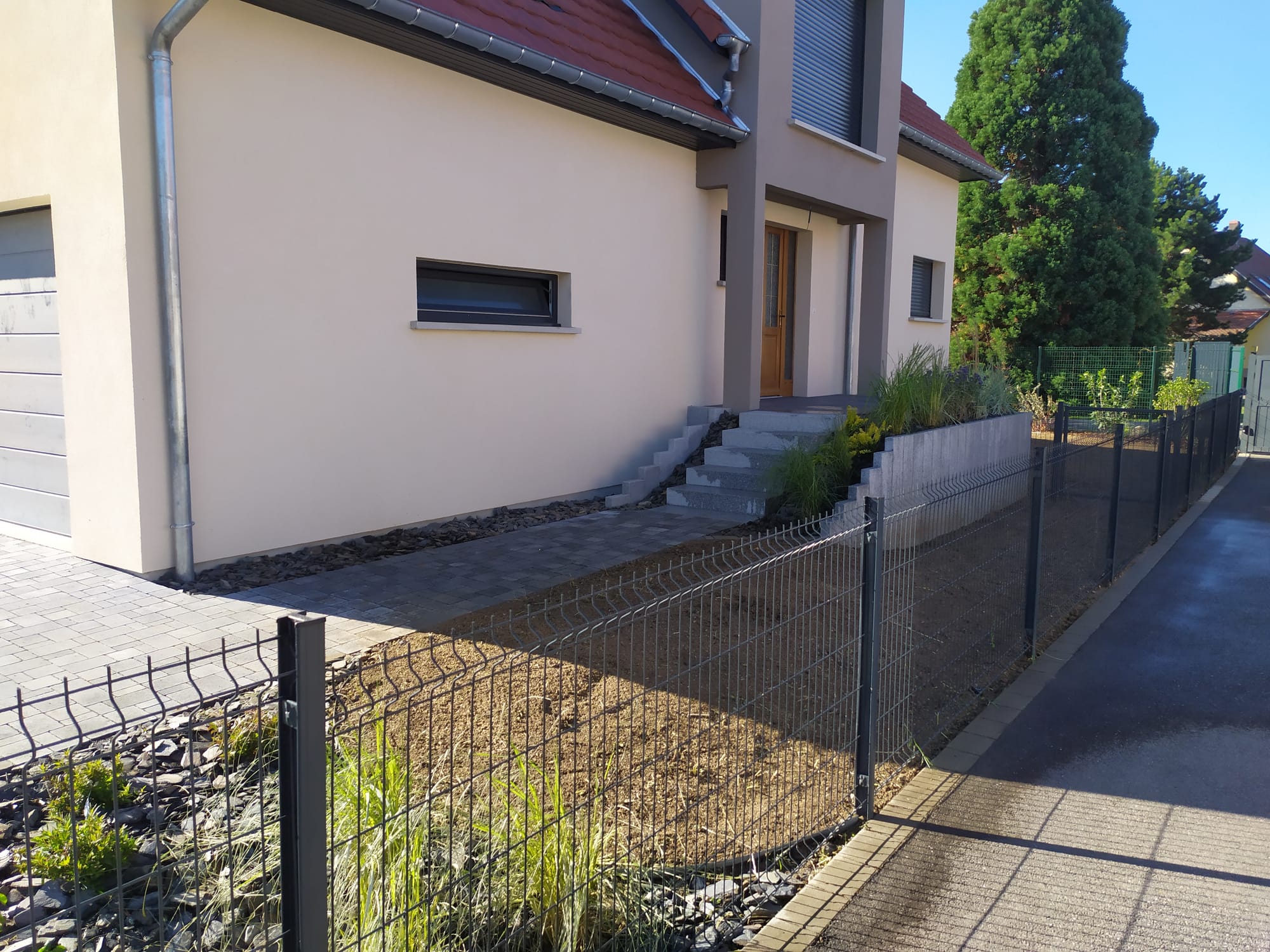 Aménagement complet: pavage, escalier, palissade, clôture, portillon, arrosage automatique, plantation, engazonnement