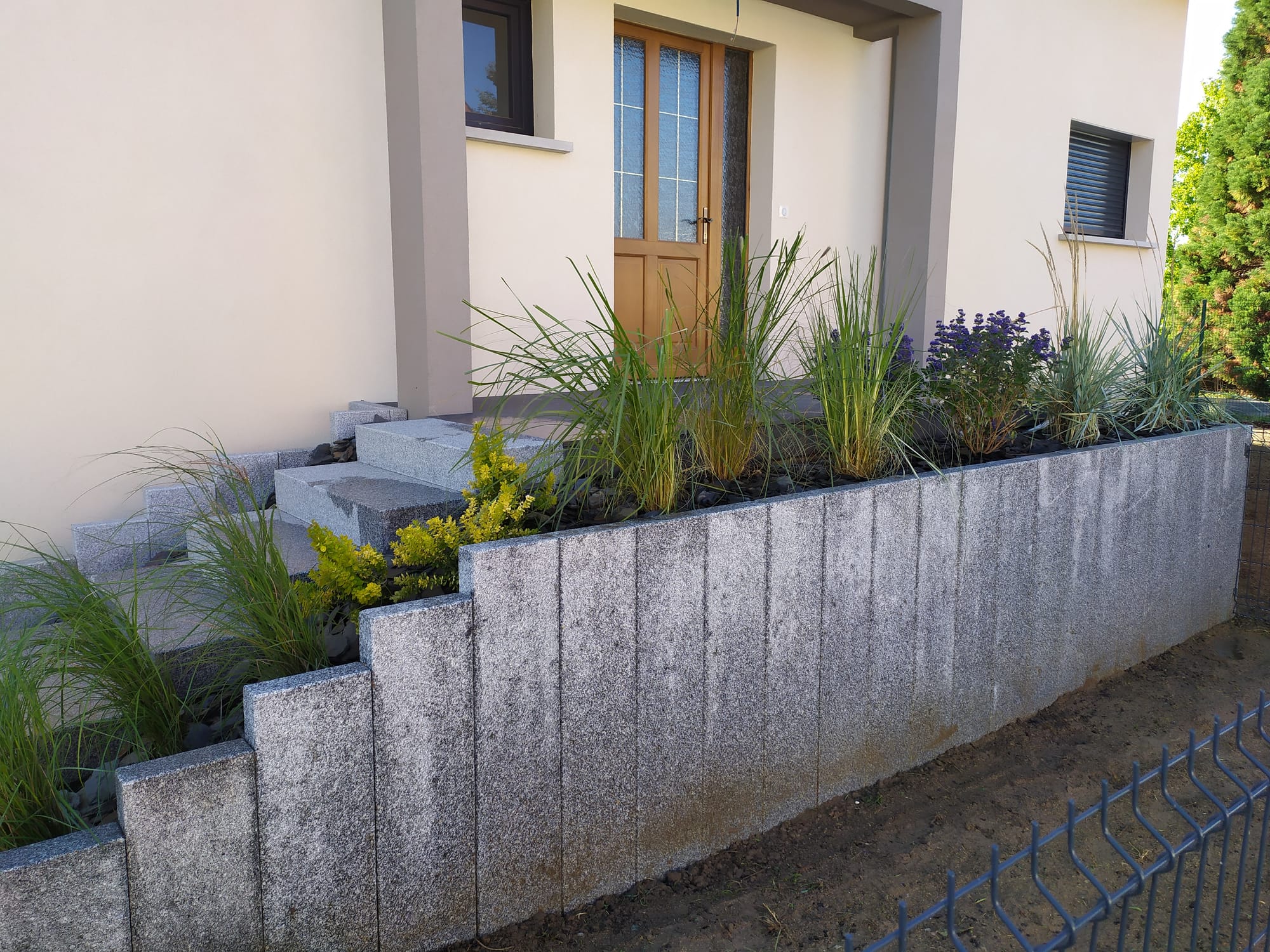 Aménagement complet: pavage, escalier, palissade, clôture, portillon, arrosage automatique, plantation, engazonnement