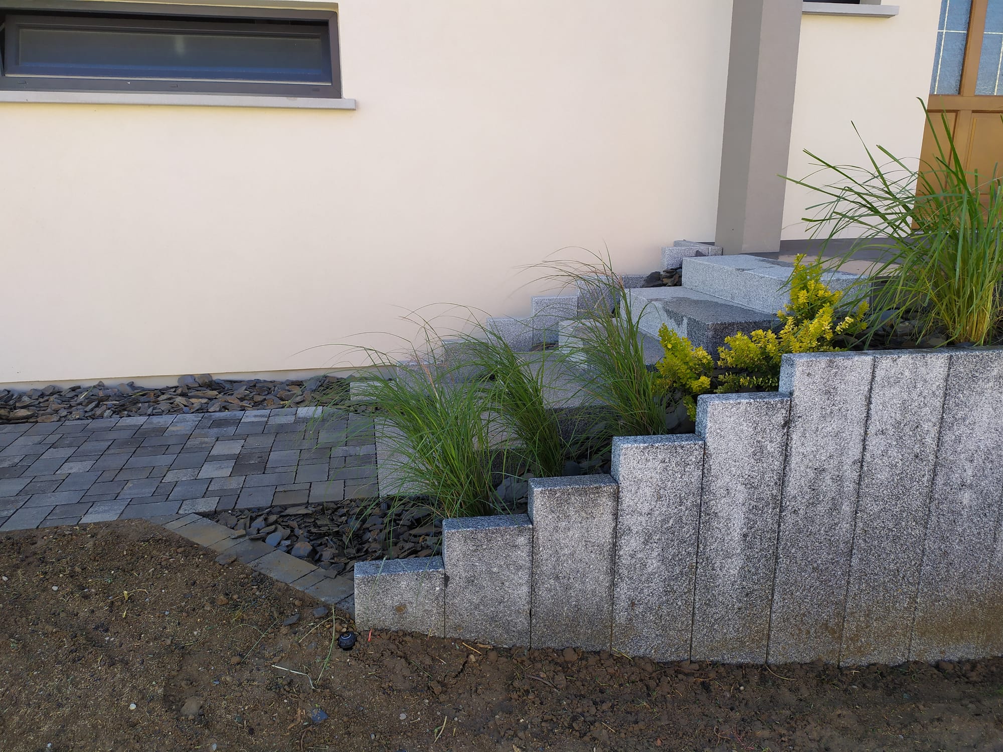 Aménagement complet: pavage, escalier, palissade, clôture, portillon, arrosage automatique, plantation, engazonnement