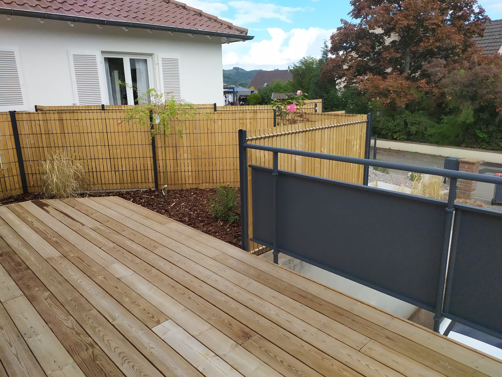 Aménagement complet d'une copropriété: entrée commune, 2 extérieurs bien distincts