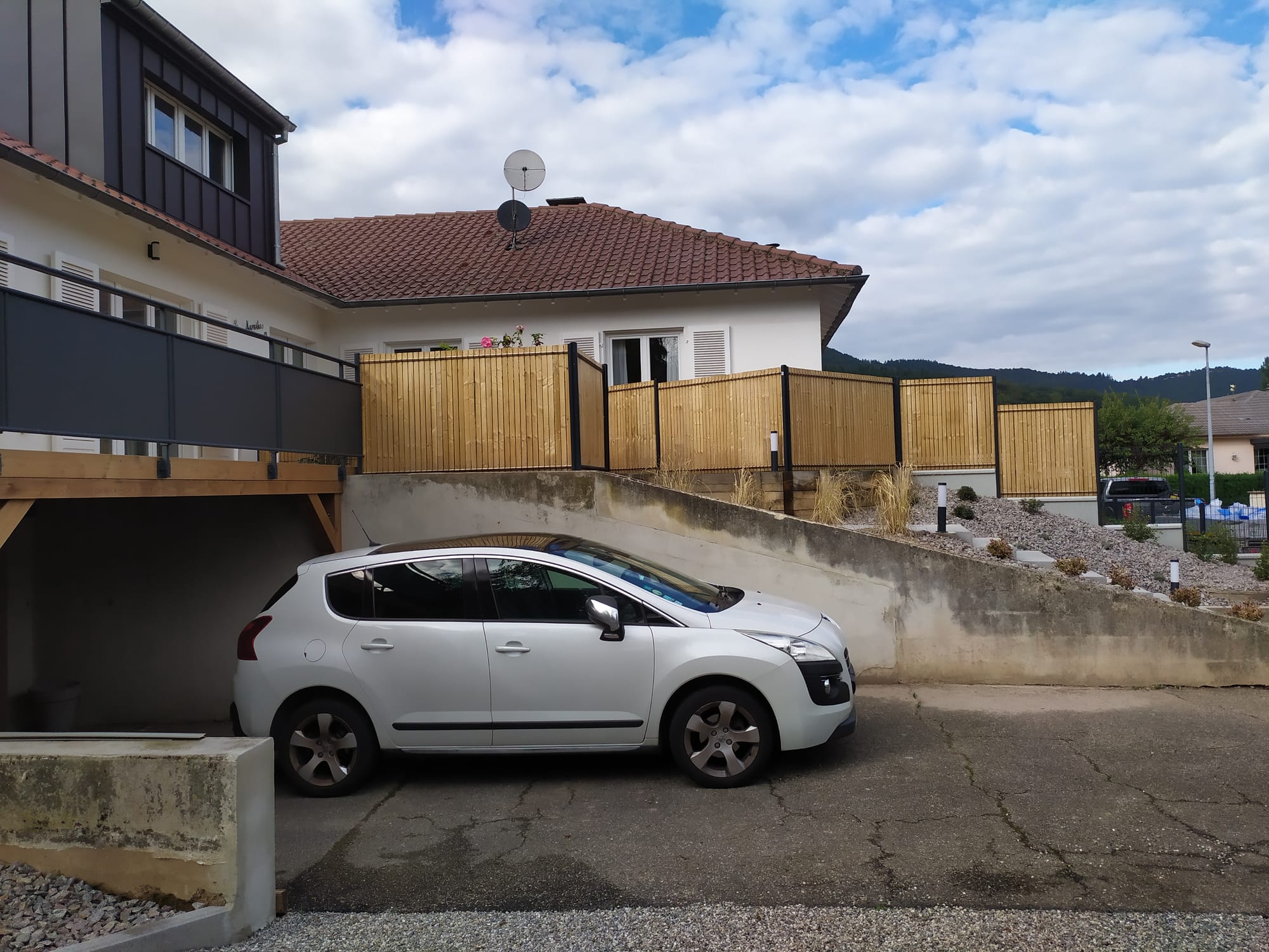 Aménagement complet d'une copropriété: entrée commune, 2 extérieurs bien distincts