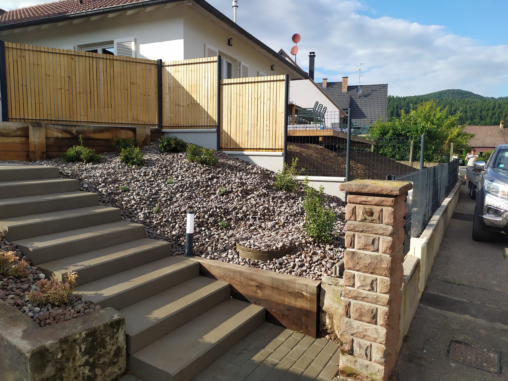 Aménagement complet d'une copropriété: entrée commune, 2 extérieurs bien distincts