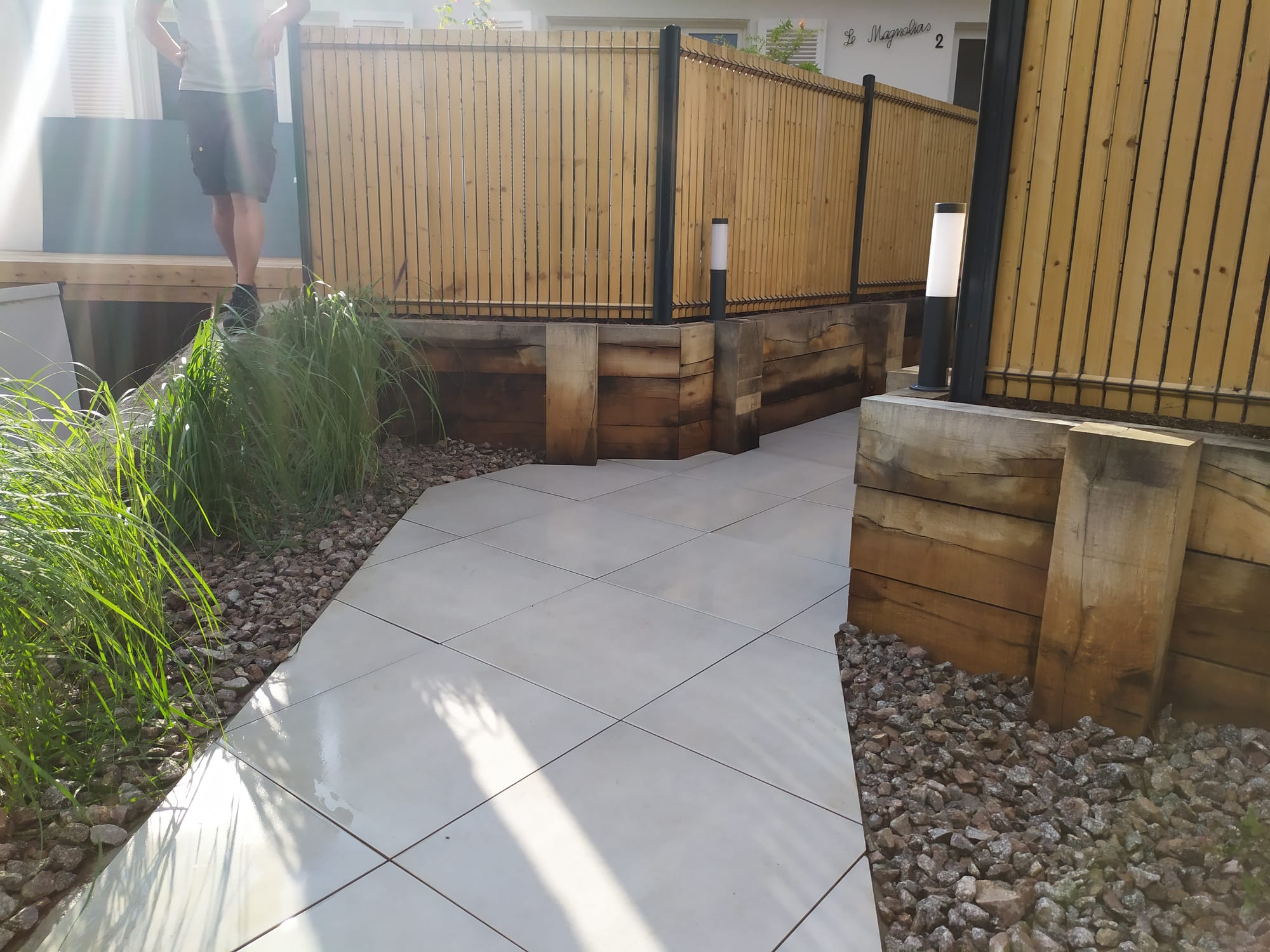 Aménagement complet d'une copropriété: entrée commune, 2 extérieurs bien distincts